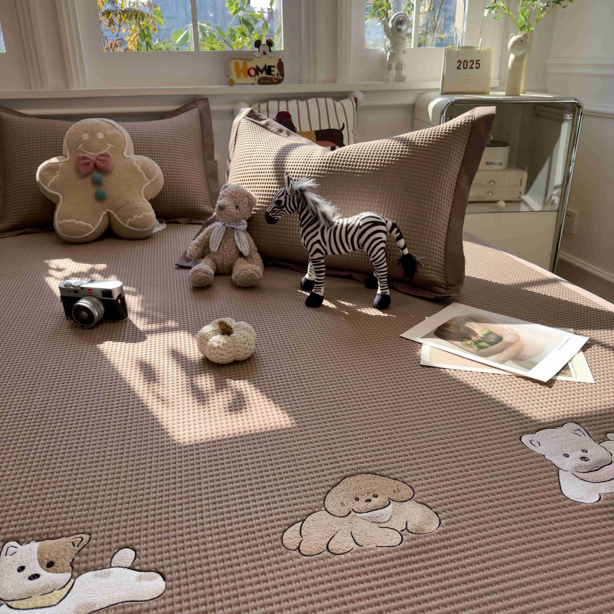 91家纺网 家纺一手货源 找家纺 孩子王家纺 2026春夏新款乙纶冰豆豆凉席凉感值过0.21冰丝席-华夫格绣花空调软席凉席席子 躺躺岛-咖 床单款