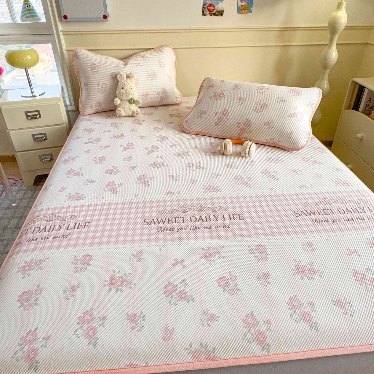 91家纺网 家纺一手货源 找家纺 孩子王家纺 2026春夏新款豆豆席卡通凉感值过0.21可机洗夏天学生宿舍单人空调软席凉席席子 粉色花海 床笠款