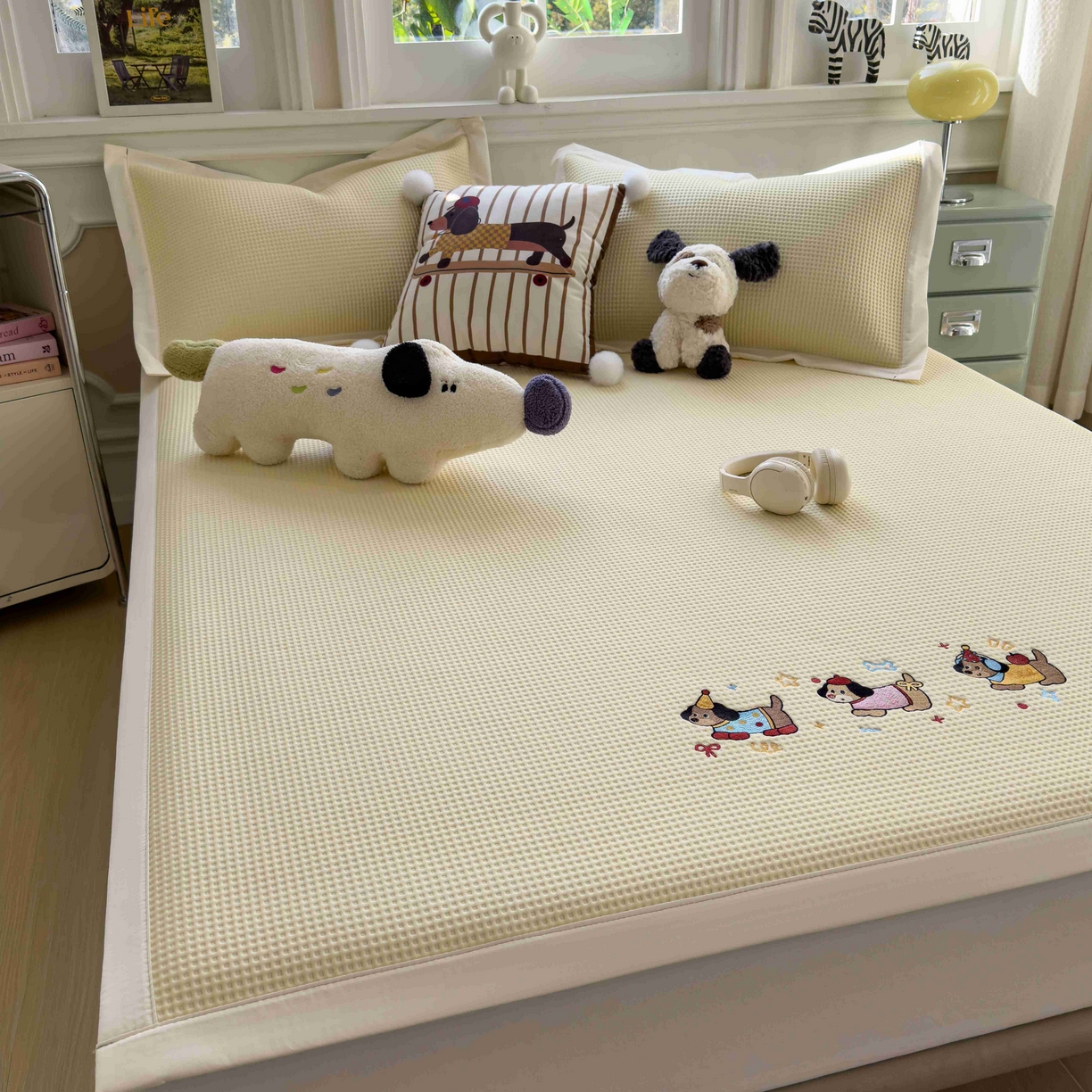 91家纺网 家纺一手货源 找家纺 孩子王家纺 2026春夏新款乙纶冰豆豆凉席凉感值过0.21冰丝席-华夫格绣花空调软席凉席席子 趣味腊肠狗 床单款