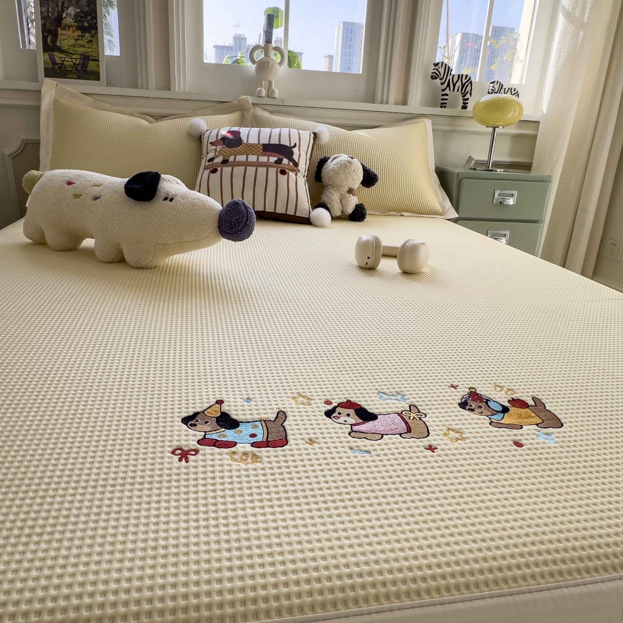 91家纺网 家纺一手货源 找家纺 孩子王家纺 2026春夏新款乙纶冰豆豆凉席凉感值过0.21冰丝席-华夫格绣花空调软席凉席席子 趣味腊肠狗 床单款