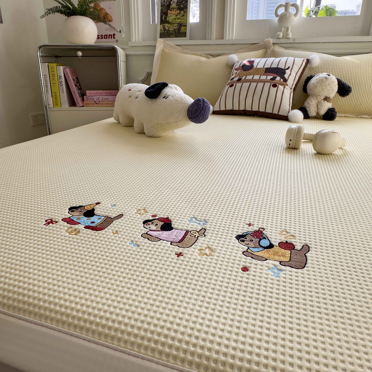 91家纺网 家纺一手货源 找家纺 孩子王家纺 2026春夏新款乙纶冰豆豆凉席凉感值过0.21冰丝席-华夫格绣花空调软席凉席席子 趣味腊肠狗 床单款