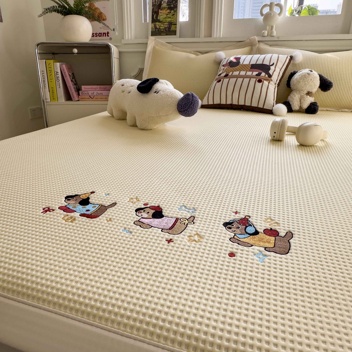 91家纺网 家纺一手货源 找家纺 孩子王家纺 2026春夏新款乙纶冰豆豆凉席凉感值过0.21冰丝席-华夫格绣花空调软席凉席席子 趣味腊肠狗 床单款