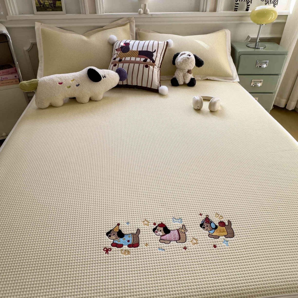 91家纺网 家纺一手货源 找家纺 孩子王家纺 2026春夏新款乙纶冰豆豆凉席凉感值过0.21冰丝席-华夫格绣花空调软席凉席席子 趣味腊肠狗 床单款