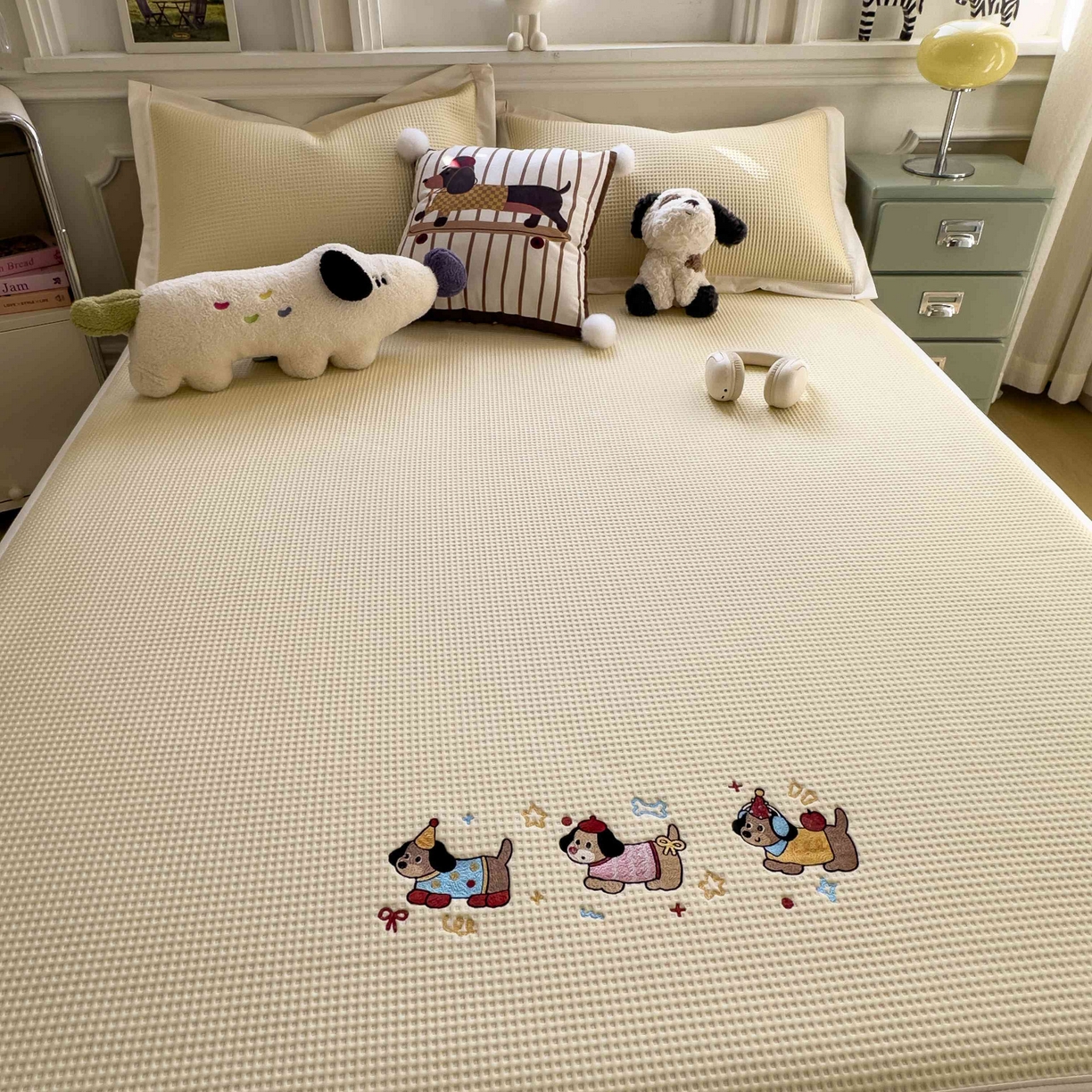 91家纺网 家纺一手货源 找家纺 孩子王家纺 2026春夏新款乙纶冰豆豆凉席凉感值过0.21冰丝席-华夫格绣花空调软席凉席席子 趣味腊肠狗 床单款