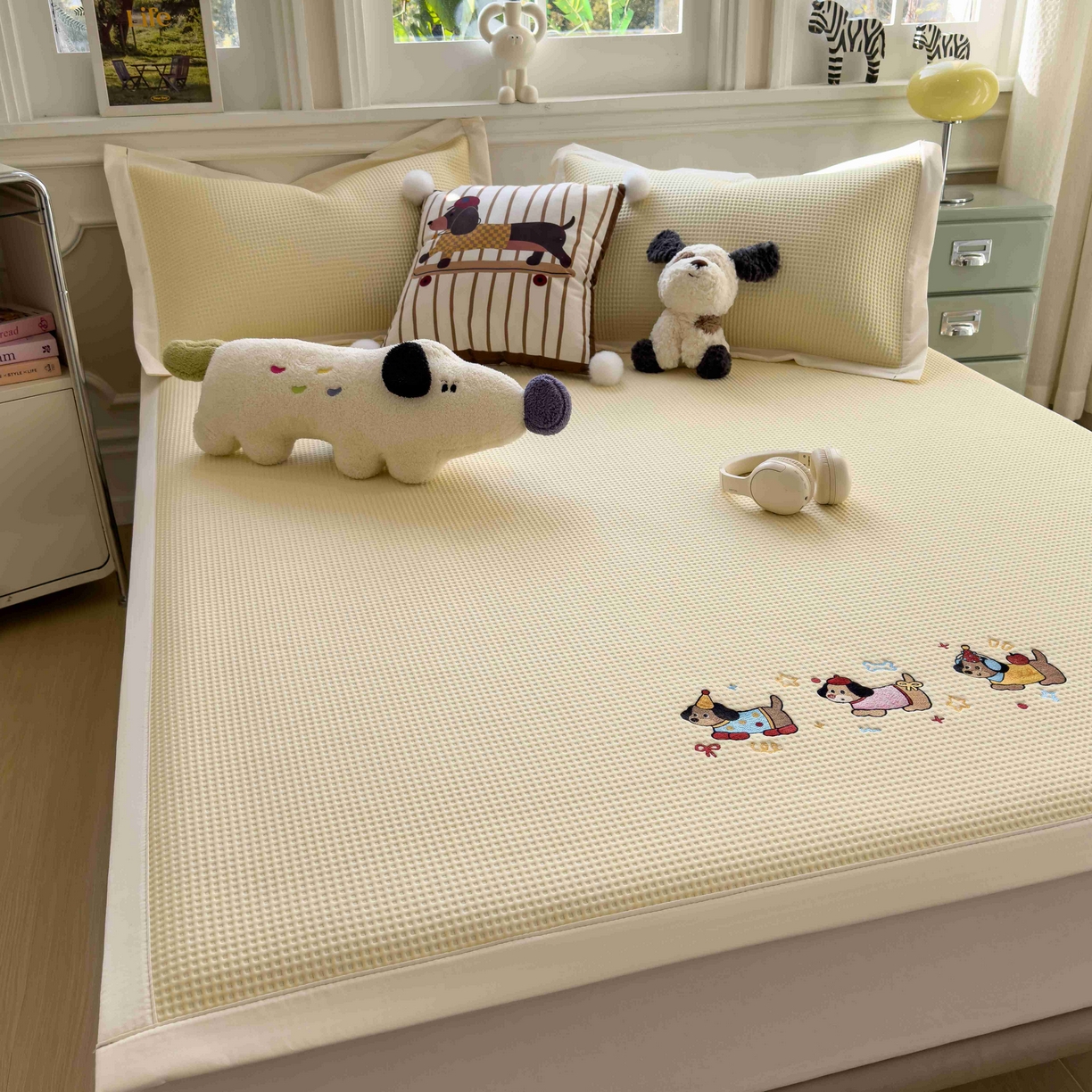 91家纺网 家纺一手货源 找家纺 孩子王家纺 2026春夏新款乙纶冰豆豆凉席凉感值过0.21冰丝席-华夫格绣花空调软席凉席席子 趣味腊肠狗 床单款