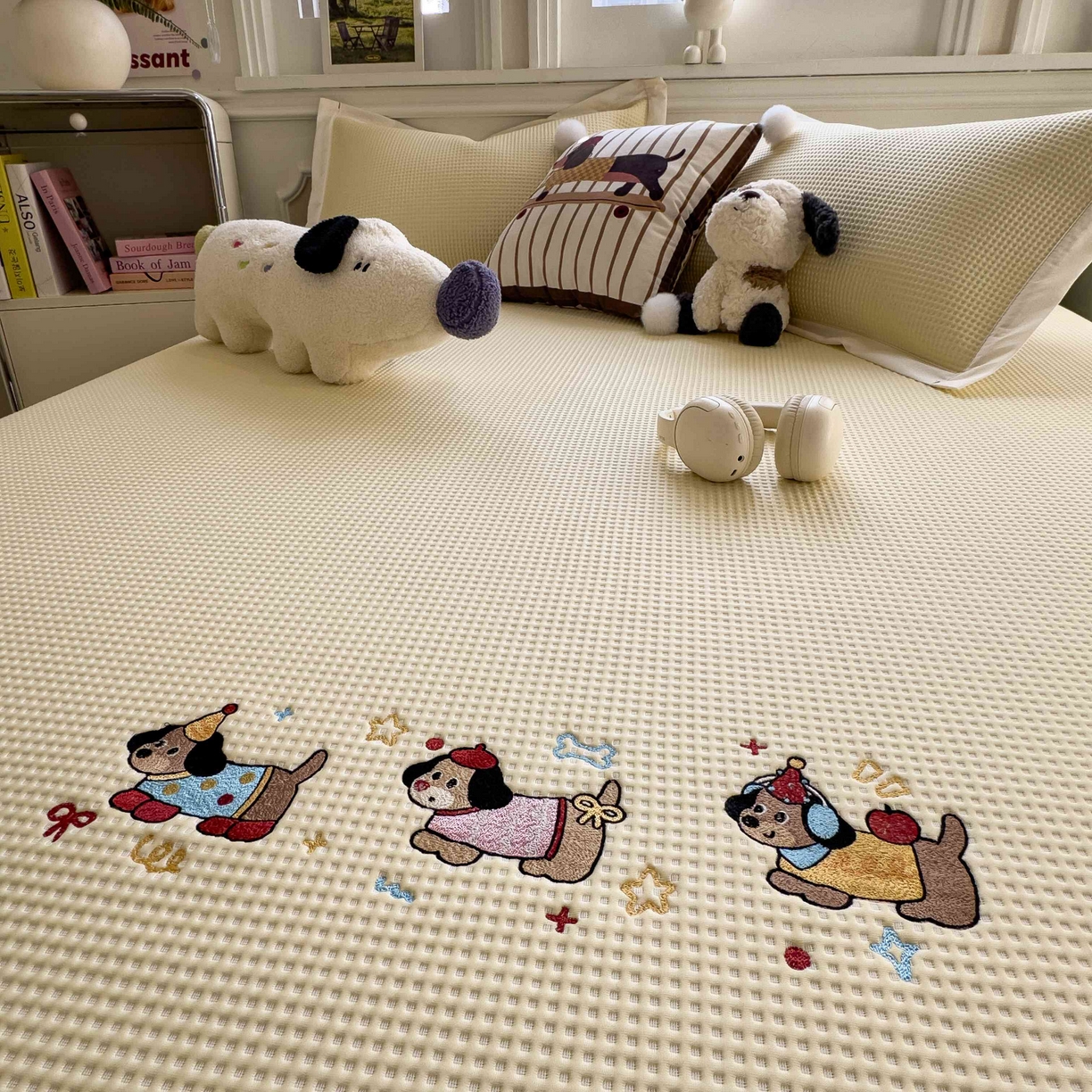 91家纺网 家纺一手货源 找家纺 孩子王家纺 2026春夏新款乙纶冰豆豆凉席凉感值过0.21冰丝席-华夫格绣花空调软席凉席席子 趣味腊肠狗 床单款