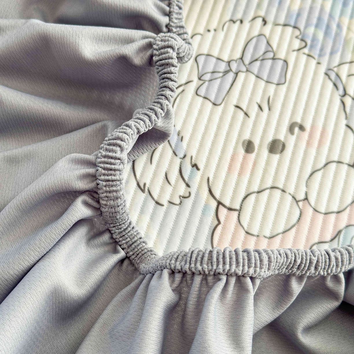 91家纺网 家纺一手货源 找家纺 孩子王家纺 2026春夏新款豆豆席卡通凉感值过0.21可机洗夏天学生宿舍单人空调软席凉席席子 花园物语 床笠款