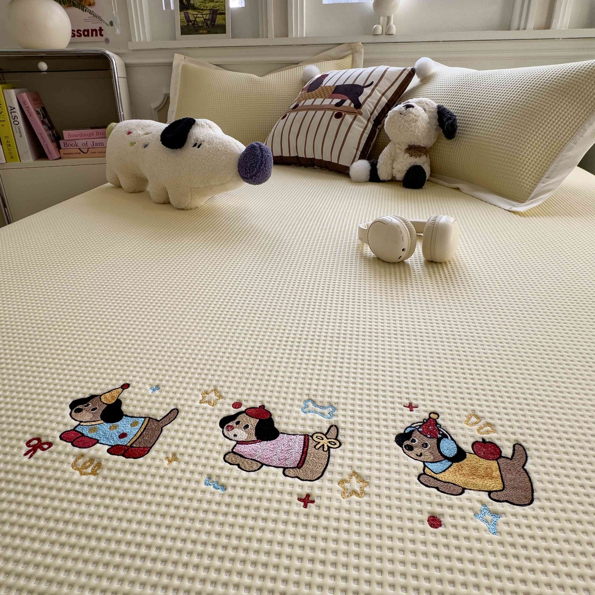 91家纺网 家纺一手货源 找家纺 孩子王家纺 2026春夏新款乙纶冰豆豆凉席凉感值过0.21冰丝席-华夫格绣花空调软席凉席席子 趣味腊肠狗 床单款