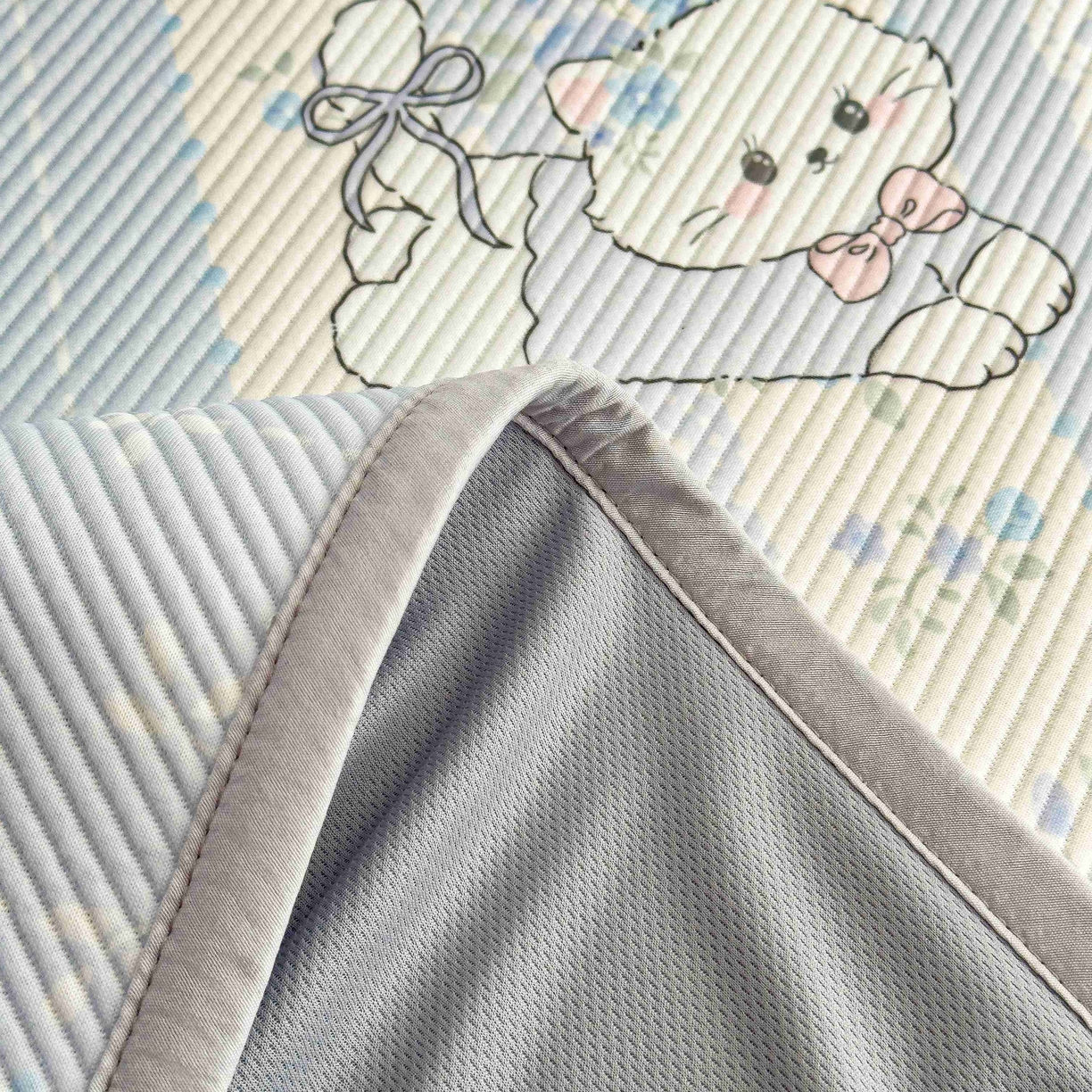 91家纺网 家纺一手货源 找家纺 孩子王家纺 2026春夏新款豆豆席卡通凉感值过0.21可机洗夏天学生宿舍单人空调软席凉席席子 花园物语 床笠款