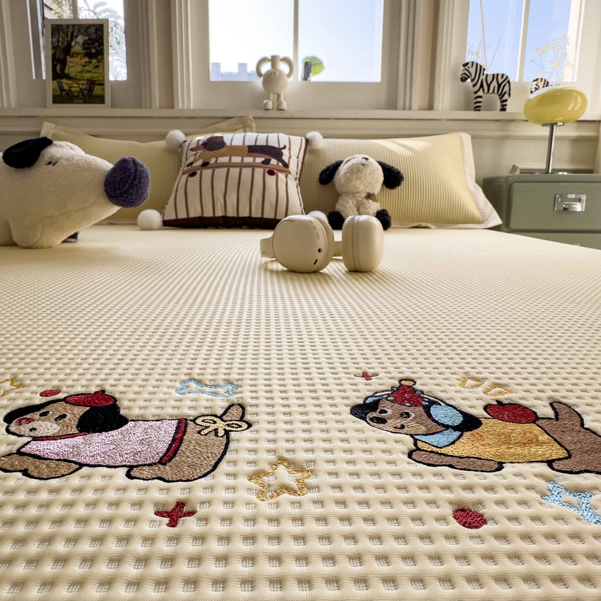 91家纺网 家纺一手货源 找家纺 孩子王家纺 2026春夏新款乙纶冰豆豆凉席凉感值过0.21冰丝席-华夫格绣花空调软席凉席席子 趣味腊肠狗 床单款