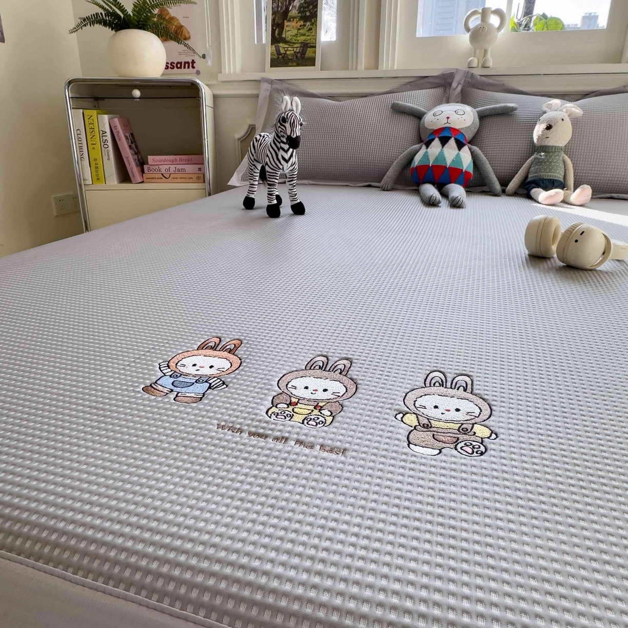 91家纺网 家纺一手货源 找家纺 孩子王家纺 2026春夏新款乙纶冰豆豆凉席凉感值过0.21冰丝席-华夫格绣花空调软席凉席席子 兔免星人 床单款