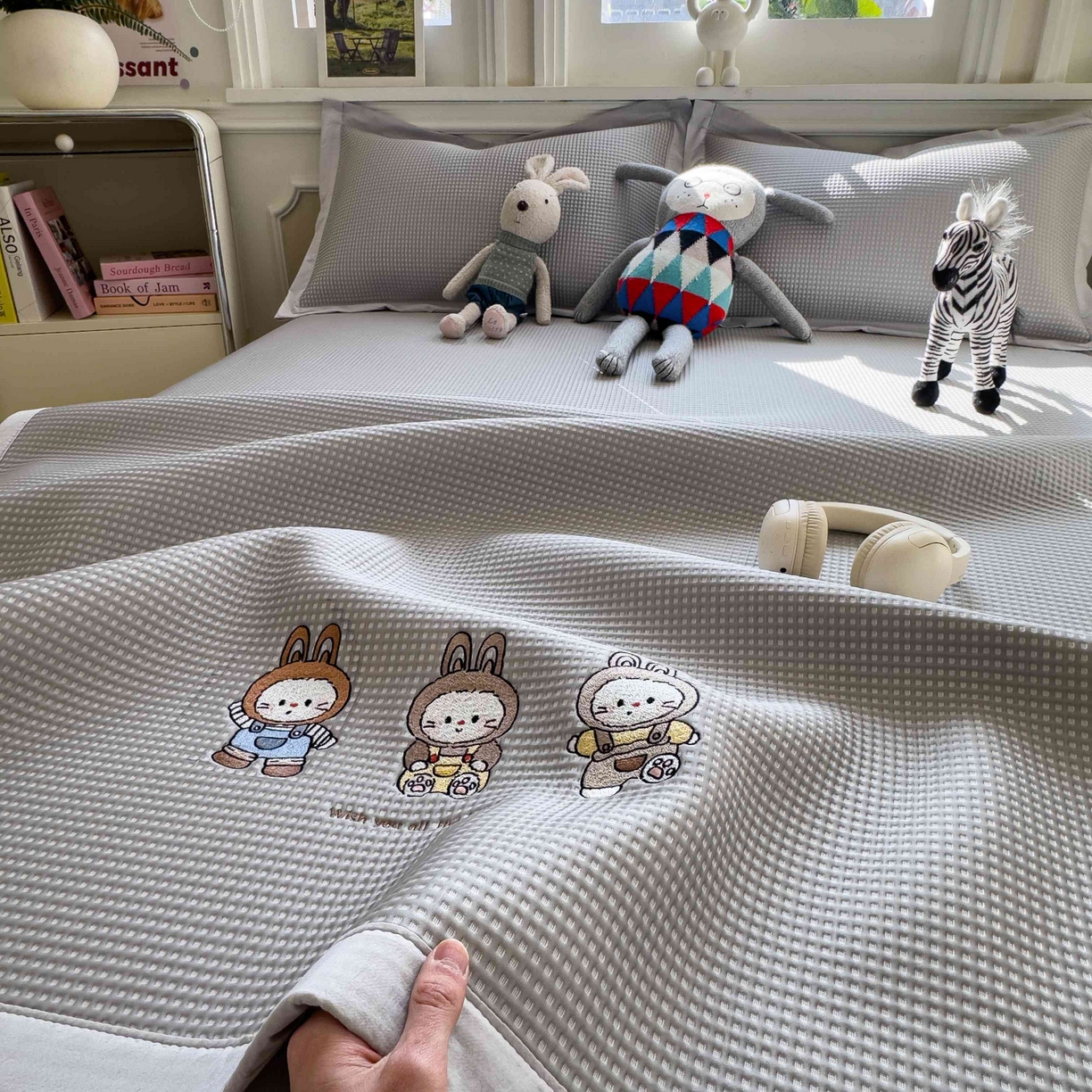 91家纺网 家纺一手货源 找家纺 孩子王家纺 2026春夏新款乙纶冰豆豆凉席凉感值过0.21冰丝席-华夫格绣花空调软席凉席席子 兔免星人 床单款