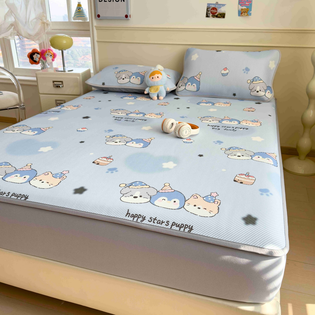 91家纺网 家纺一手货源 找家纺 孩子王家纺 2026春夏新款豆豆席卡通凉感值过0.21可机洗夏天学生宿舍单人空调软席凉席席子 开心一家 床笠款