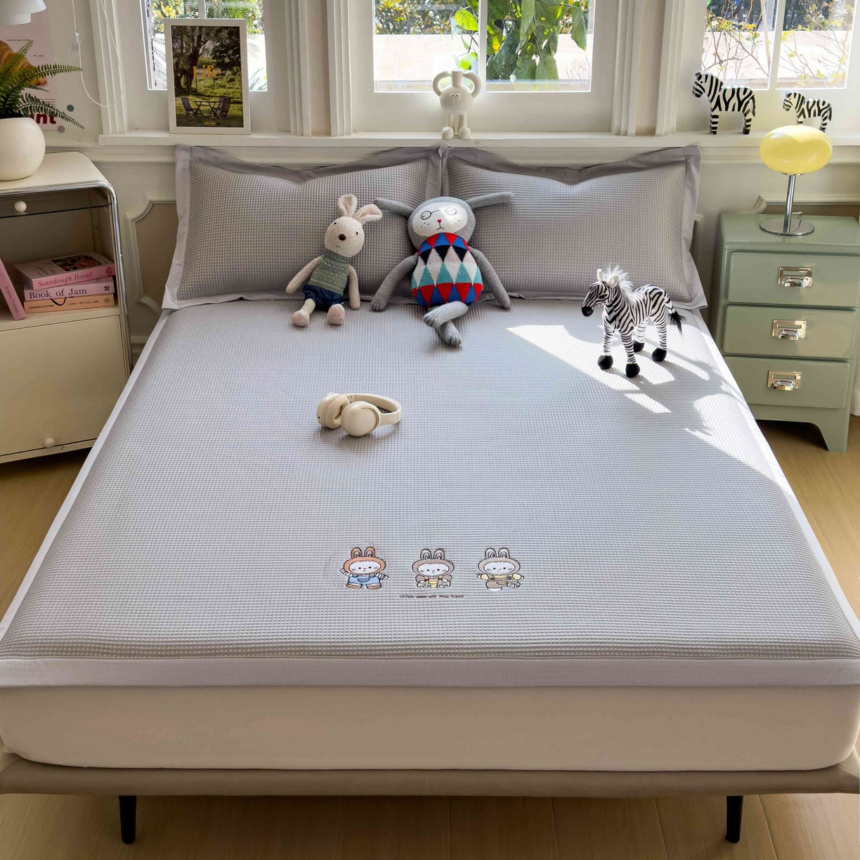 91家纺网 家纺一手货源 找家纺 孩子王家纺 2026春夏新款乙纶冰豆豆凉席凉感值过0.21冰丝席-华夫格绣花空调软席凉席席子 兔免星人 床单款