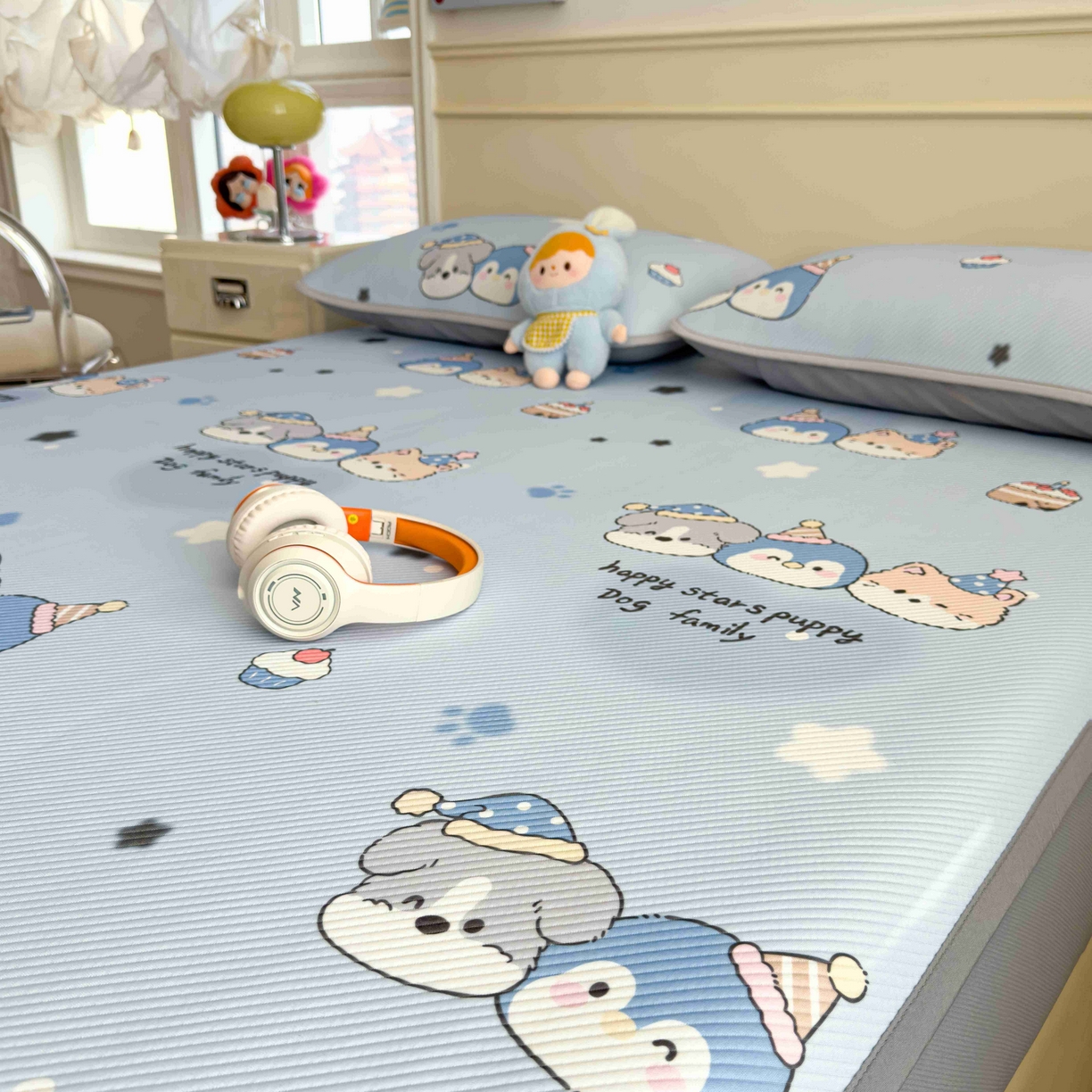 91家纺网 家纺一手货源 找家纺 孩子王家纺 2026春夏新款豆豆席卡通凉感值过0.21可机洗夏天学生宿舍单人空调软席凉席席子 开心一家 床笠款