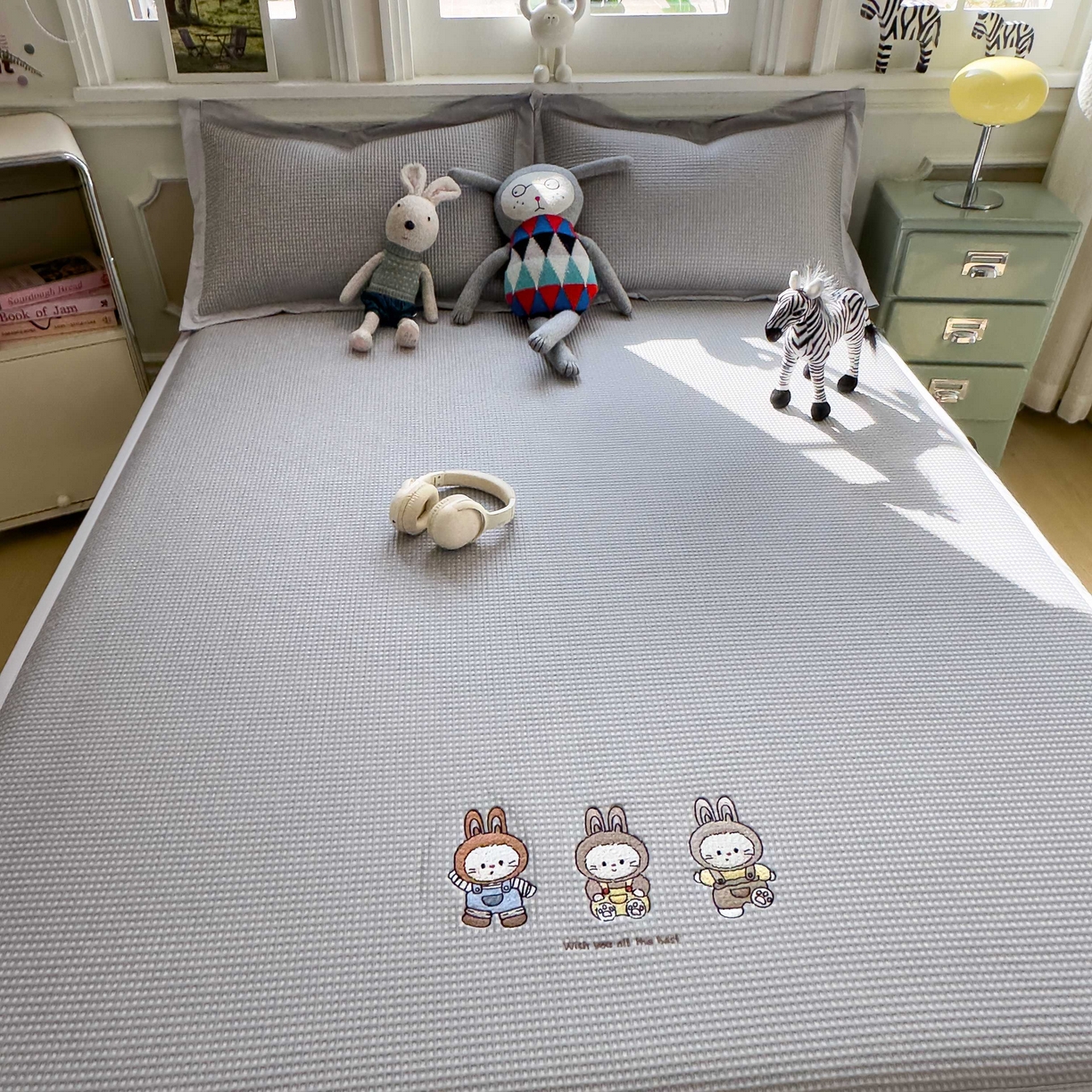 91家纺网 家纺一手货源 找家纺 孩子王家纺 2026春夏新款乙纶冰豆豆凉席凉感值过0.21冰丝席-华夫格绣花空调软席凉席席子 兔免星人 床单款