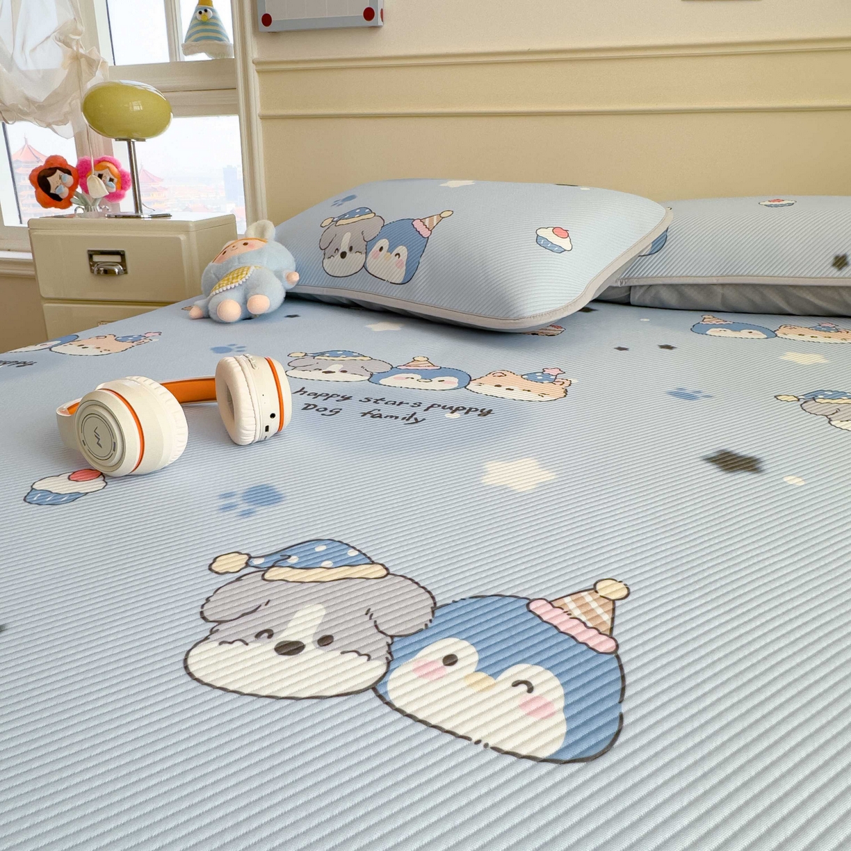 91家纺网 家纺一手货源 找家纺 孩子王家纺 2026春夏新款豆豆席卡通凉感值过0.21可机洗夏天学生宿舍单人空调软席凉席席子 开心一家 床笠款