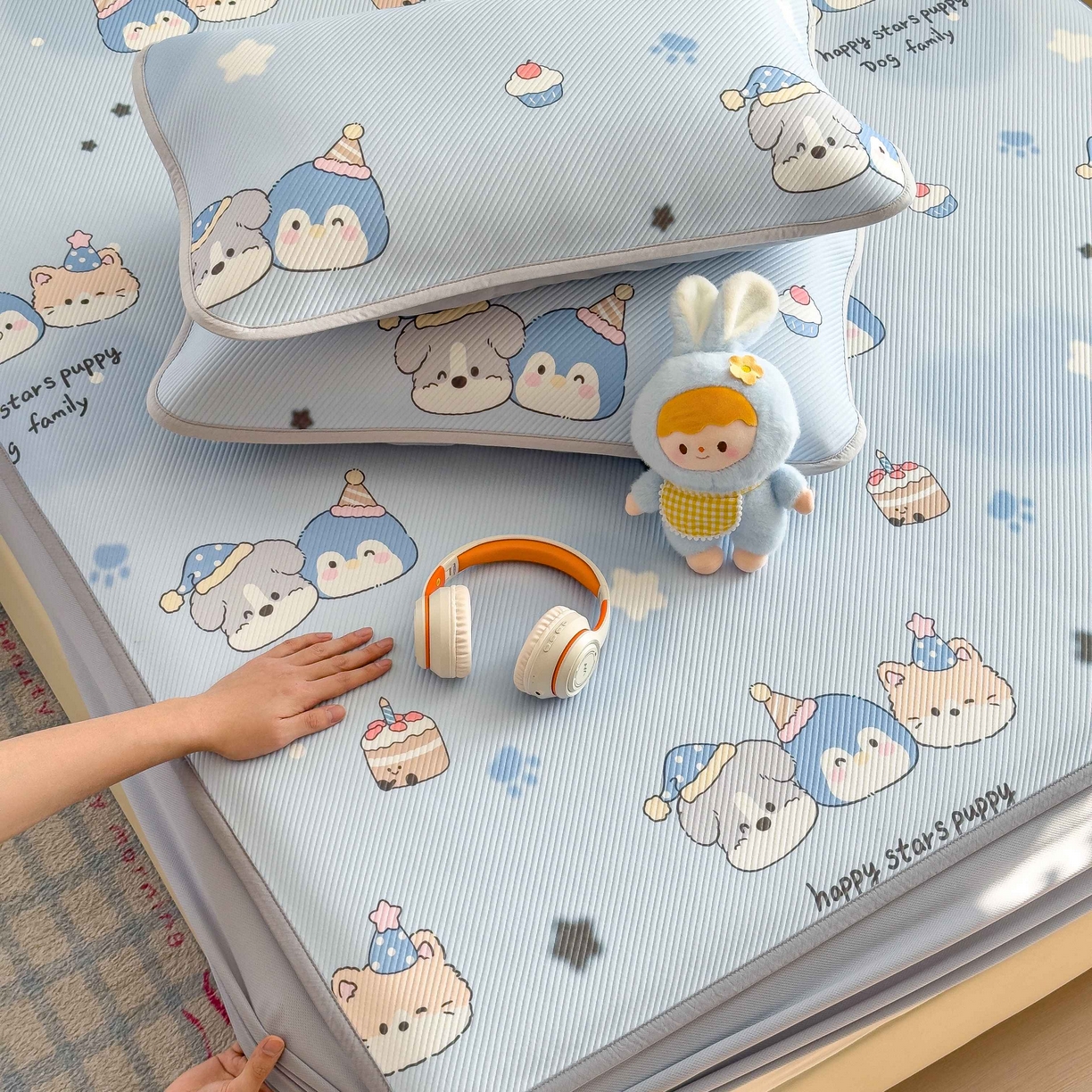 91家纺网 家纺一手货源 找家纺 孩子王家纺 2026春夏新款豆豆席卡通凉感值过0.21可机洗夏天学生宿舍单人空调软席凉席席子 开心一家 床笠款