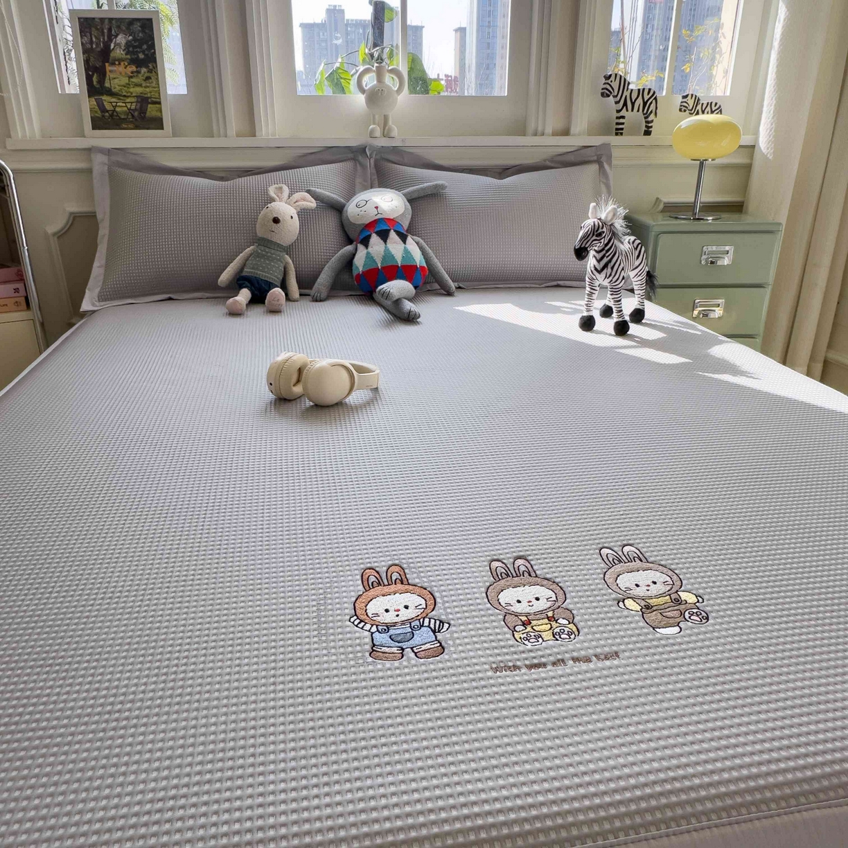 91家纺网 家纺一手货源 找家纺 孩子王家纺 2026春夏新款乙纶冰豆豆凉席凉感值过0.21冰丝席-华夫格绣花空调软席凉席席子 兔免星人 床单款