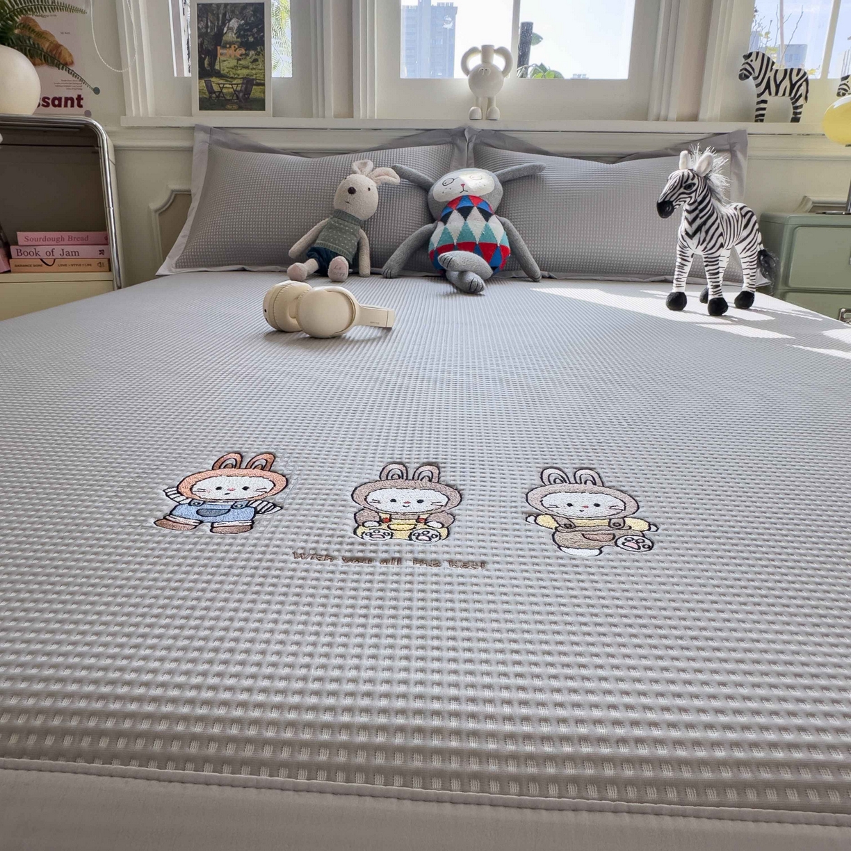 91家纺网 家纺一手货源 找家纺 孩子王家纺 2026春夏新款乙纶冰豆豆凉席凉感值过0.21冰丝席-华夫格绣花空调软席凉席席子 兔免星人 床单款