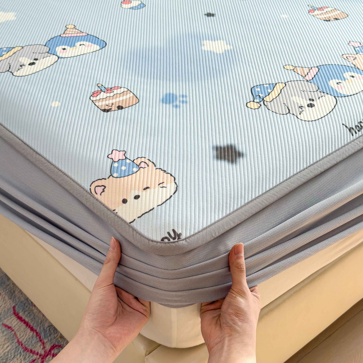 91家纺网 家纺一手货源 找家纺 孩子王家纺 2026春夏新款豆豆席卡通凉感值过0.21可机洗夏天学生宿舍单人空调软席凉席席子 开心一家 床笠款