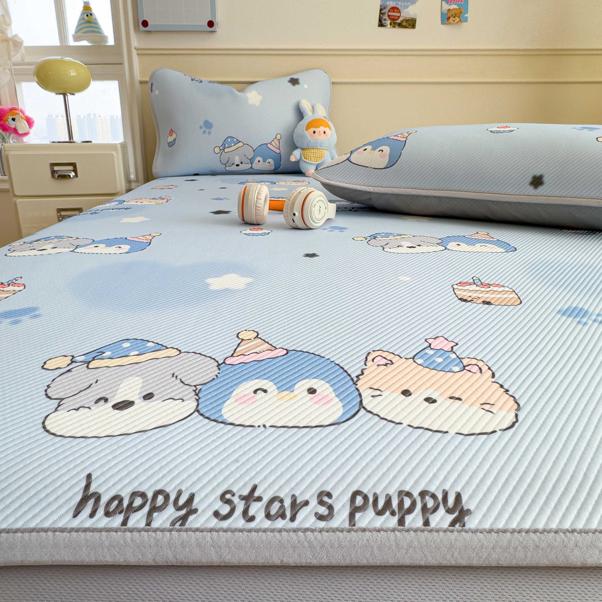 91家纺网 家纺一手货源 找家纺 孩子王家纺 2026春夏新款豆豆席卡通凉感值过0.21可机洗夏天学生宿舍单人空调软席凉席席子 开心一家 床笠款