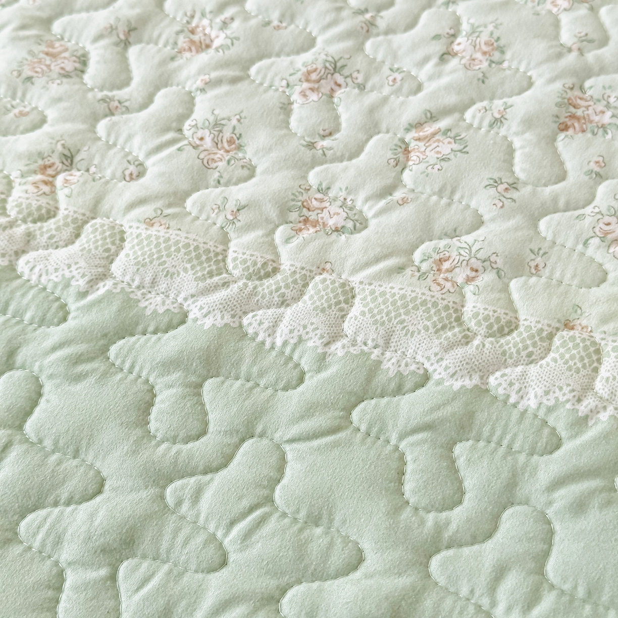 91家纺网 家纺一手货源 找家纺 雅眠居 2026新款直播爆款古法仿棉双层蕾丝花边床盖四件套 秘境-绿