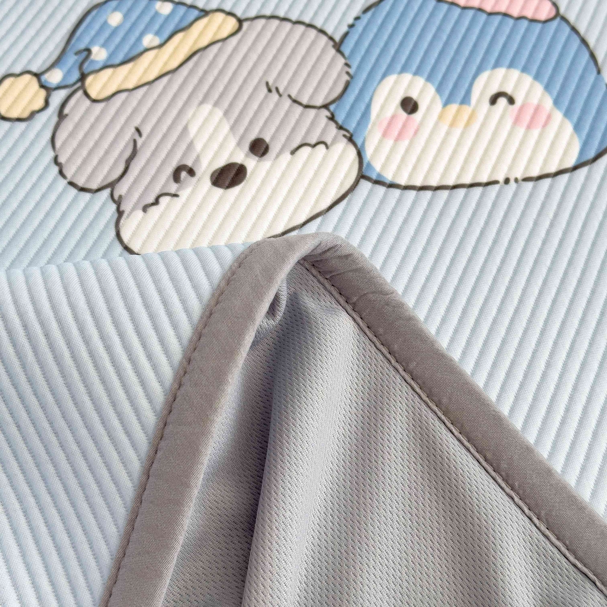 91家纺网 家纺一手货源 找家纺 孩子王家纺 2026春夏新款豆豆席卡通凉感值过0.21可机洗夏天学生宿舍单人空调软席凉席席子 开心一家 床笠款