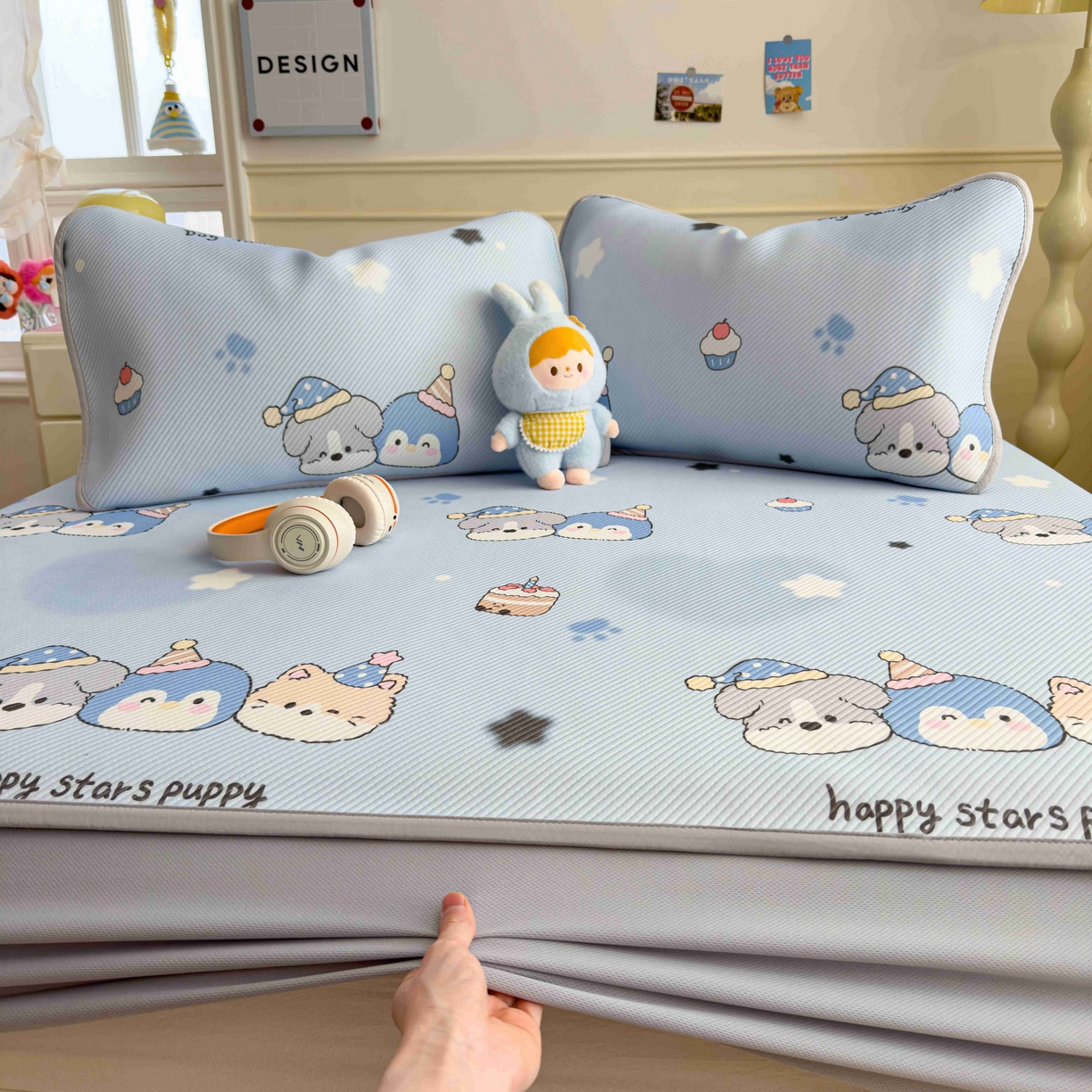 91家纺网 家纺一手货源 找家纺 孩子王家纺 2026春夏新款豆豆席卡通凉感值过0.21可机洗夏天学生宿舍单人空调软席凉席席子 开心一家 床笠款