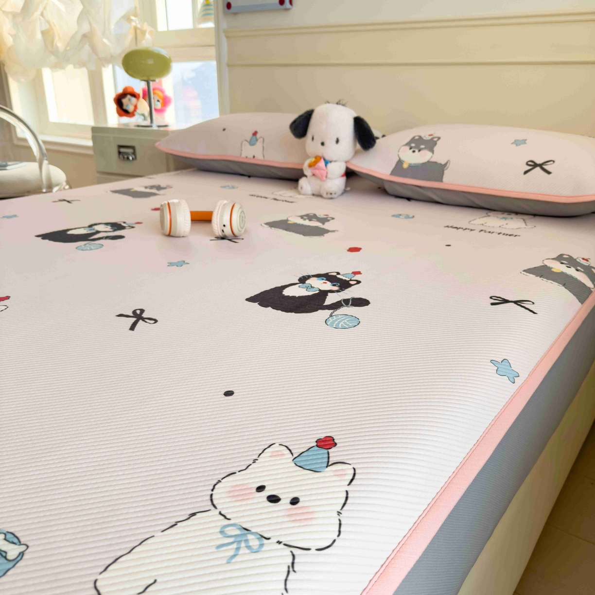 91家纺网 家纺一手货源 找家纺 孩子王家纺 2026春夏新款豆豆席卡通凉感值过0.21可机洗夏天学生宿舍单人空调软席凉席席子 快乐伙伴 床笠款