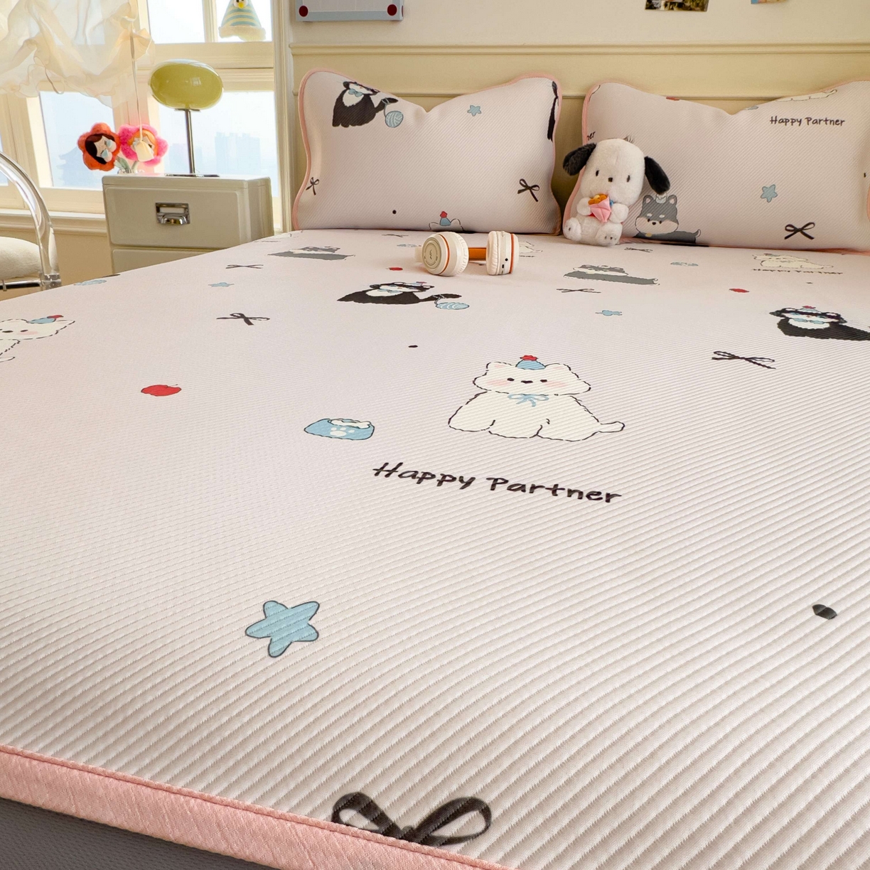 91家纺网 家纺一手货源 找家纺 孩子王家纺 2026春夏新款豆豆席卡通凉感值过0.21可机洗夏天学生宿舍单人空调软席凉席席子 快乐伙伴 床笠款