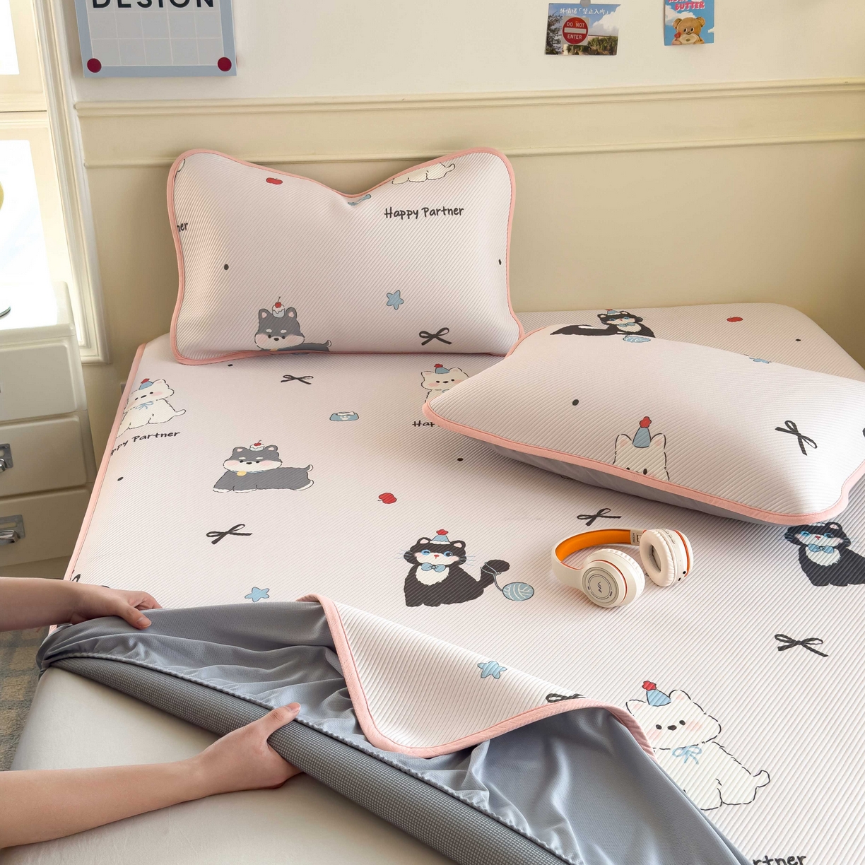 91家纺网 家纺一手货源 找家纺 孩子王家纺 2026春夏新款豆豆席卡通凉感值过0.21可机洗夏天学生宿舍单人空调软席凉席席子 快乐伙伴 床笠款