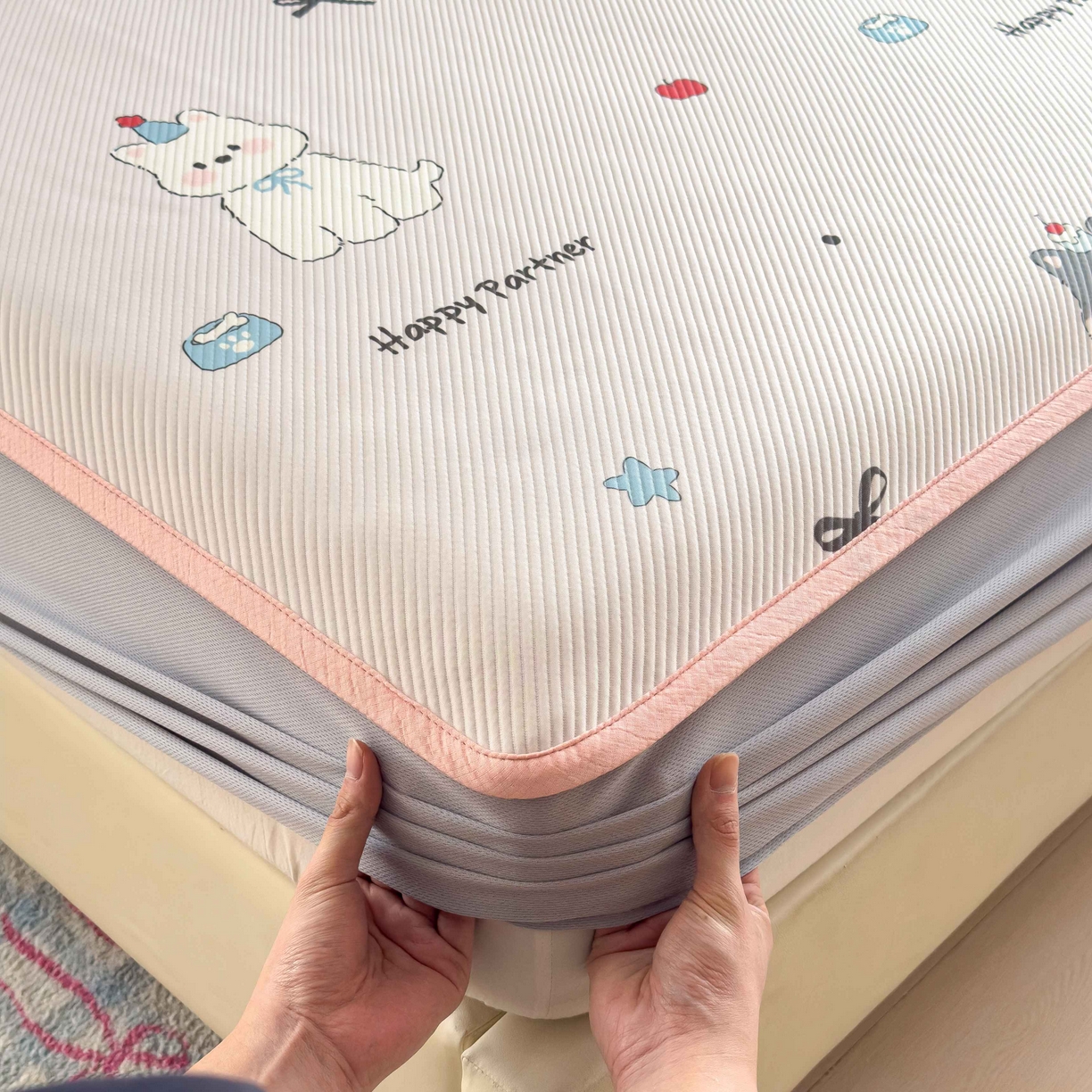 91家纺网 家纺一手货源 找家纺 孩子王家纺 2026春夏新款豆豆席卡通凉感值过0.21可机洗夏天学生宿舍单人空调软席凉席席子 快乐伙伴 床笠款