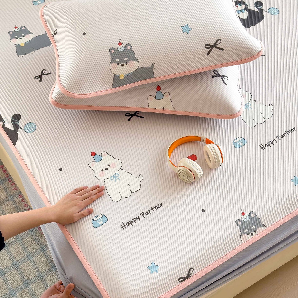 91家纺网 家纺一手货源 找家纺 孩子王家纺 2026春夏新款豆豆席卡通凉感值过0.21可机洗夏天学生宿舍单人空调软席凉席席子 快乐伙伴 床笠款