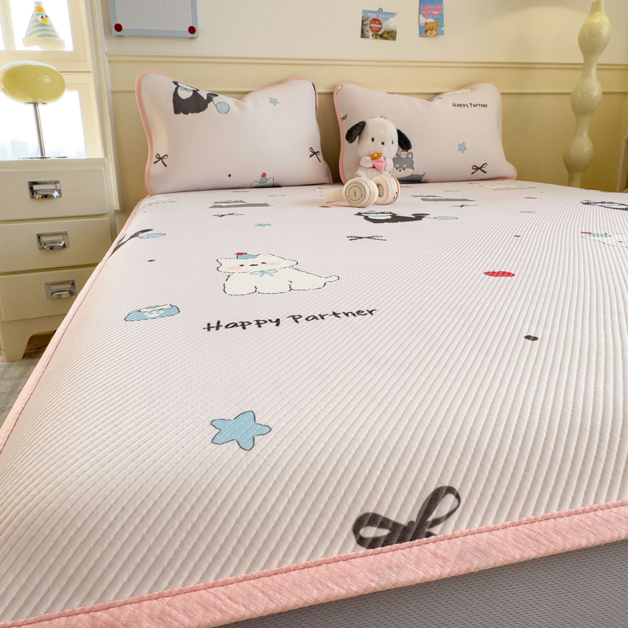 91家纺网 家纺一手货源 找家纺 孩子王家纺 2026春夏新款豆豆席卡通凉感值过0.21可机洗夏天学生宿舍单人空调软席凉席席子 快乐伙伴 床笠款