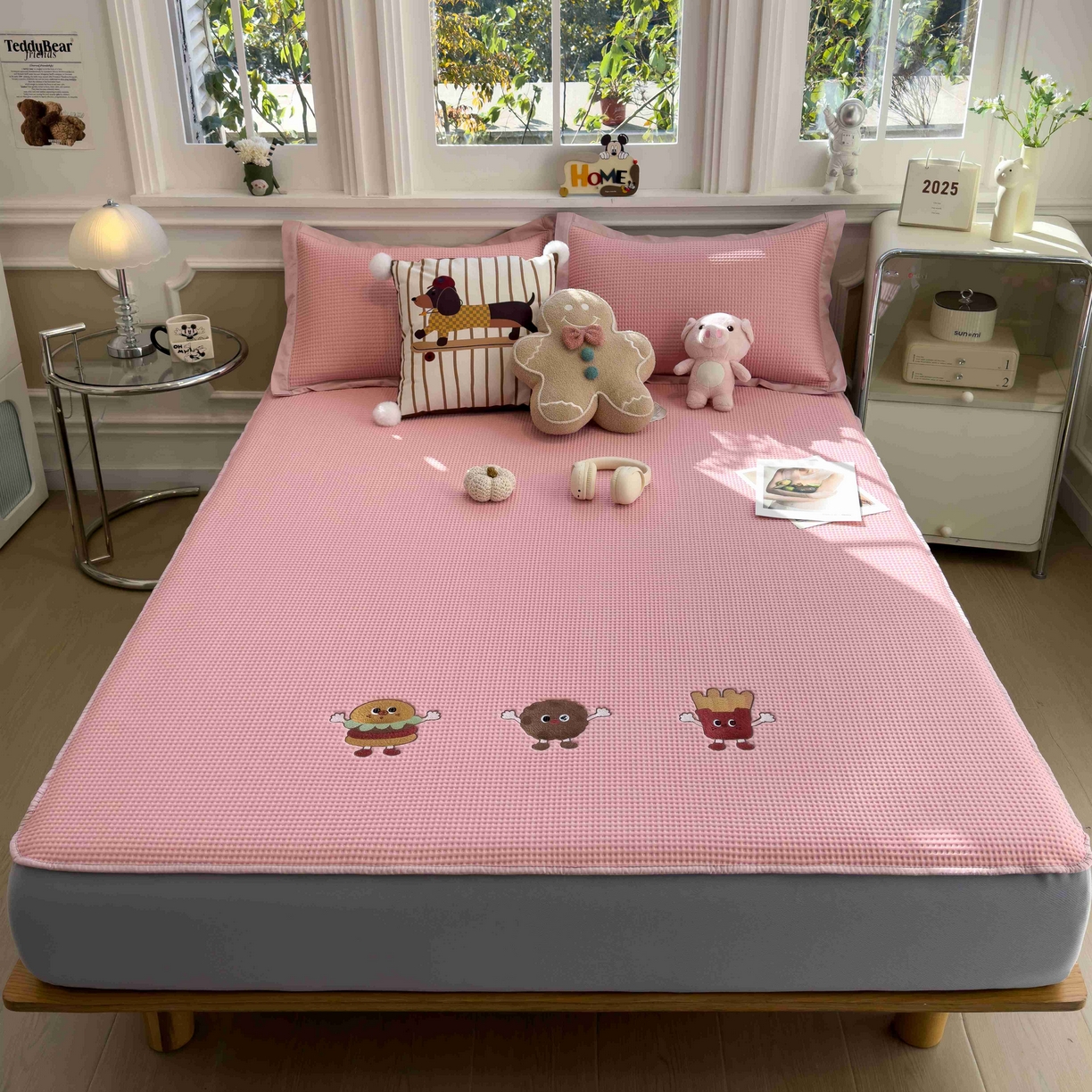 91家纺网 家纺一手货源 找家纺 孩子王家纺 2026春夏新款乙纶冰豆豆凉席凉感值过0.21冰丝席-华夫格绣花空调软席凉席席子 可可喵派 床笠款