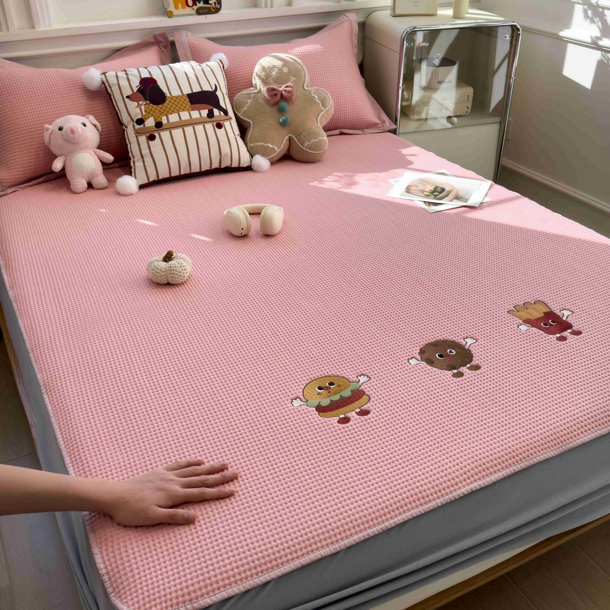 91家纺网 家纺一手货源 找家纺 孩子王家纺 2026春夏新款乙纶冰豆豆凉席凉感值过0.21冰丝席-华夫格绣花空调软席凉席席子 可可喵派 床笠款