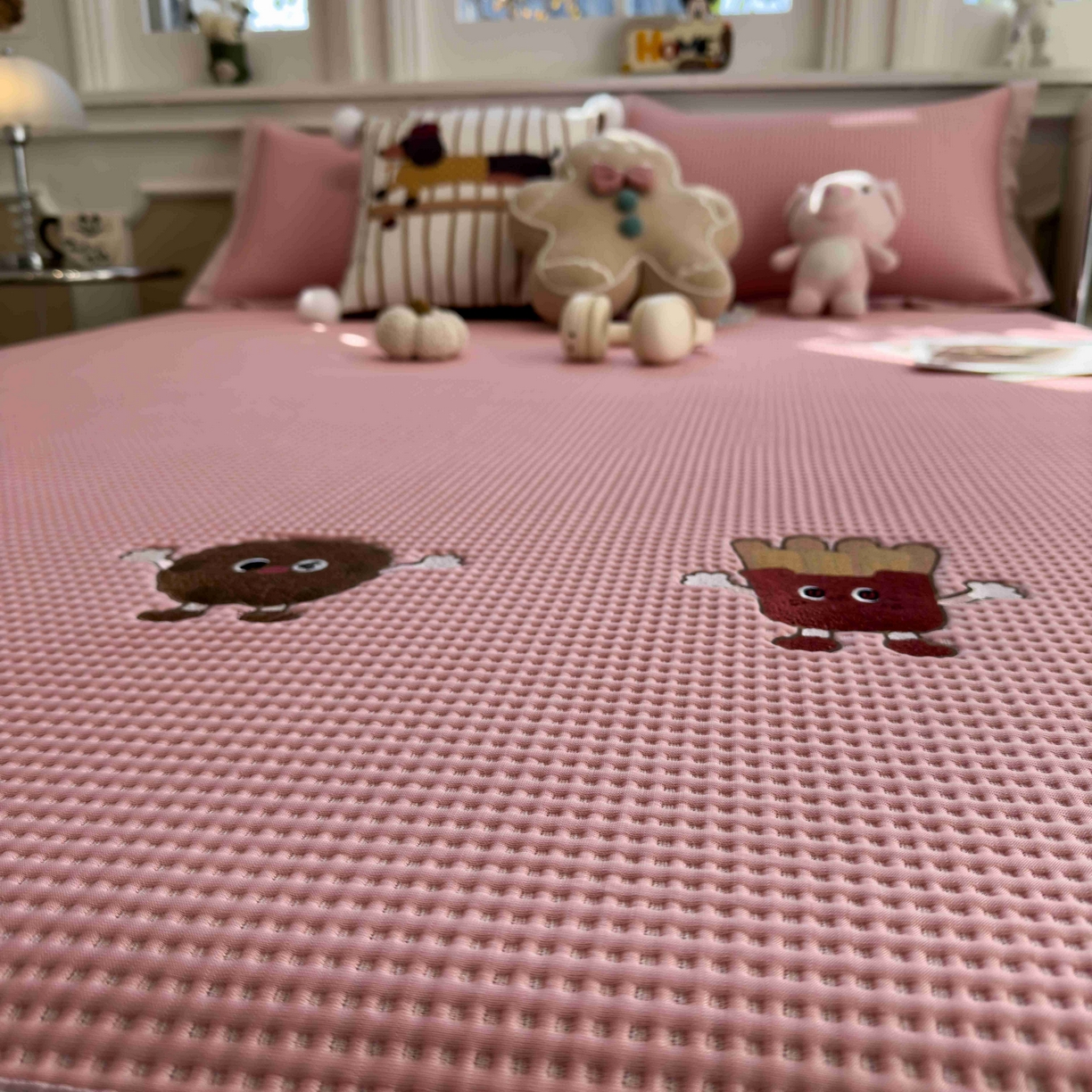 91家纺网 家纺一手货源 找家纺 孩子王家纺 2026春夏新款乙纶冰豆豆凉席凉感值过0.21冰丝席-华夫格绣花空调软席凉席席子 可可喵派 床笠款