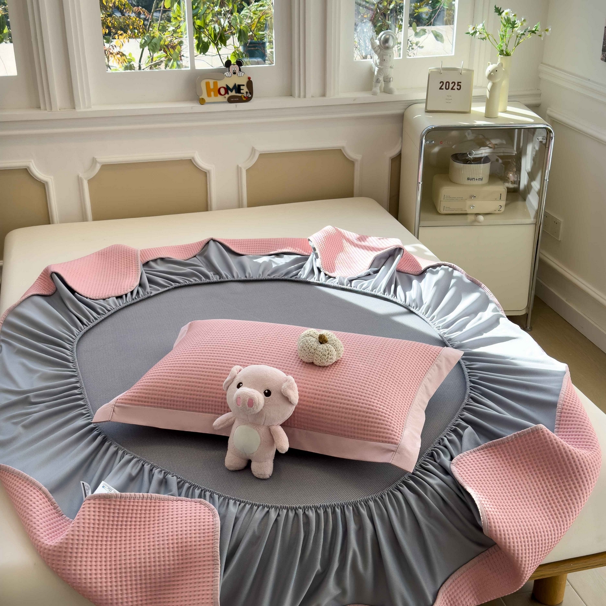 91家纺网 家纺一手货源 找家纺 孩子王家纺 2026春夏新款乙纶冰豆豆凉席凉感值过0.21冰丝席-华夫格绣花空调软席凉席席子 可可喵派 床笠款