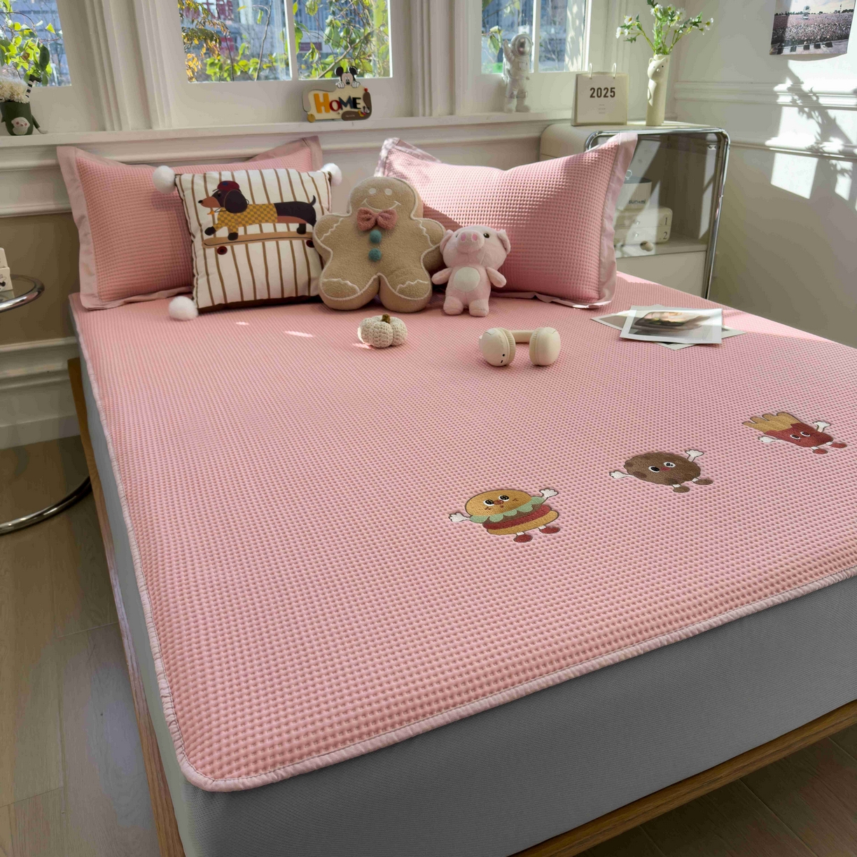 91家纺网 家纺一手货源 找家纺 孩子王家纺 2026春夏新款乙纶冰豆豆凉席凉感值过0.21冰丝席-华夫格绣花空调软席凉席席子 可可喵派 床笠款