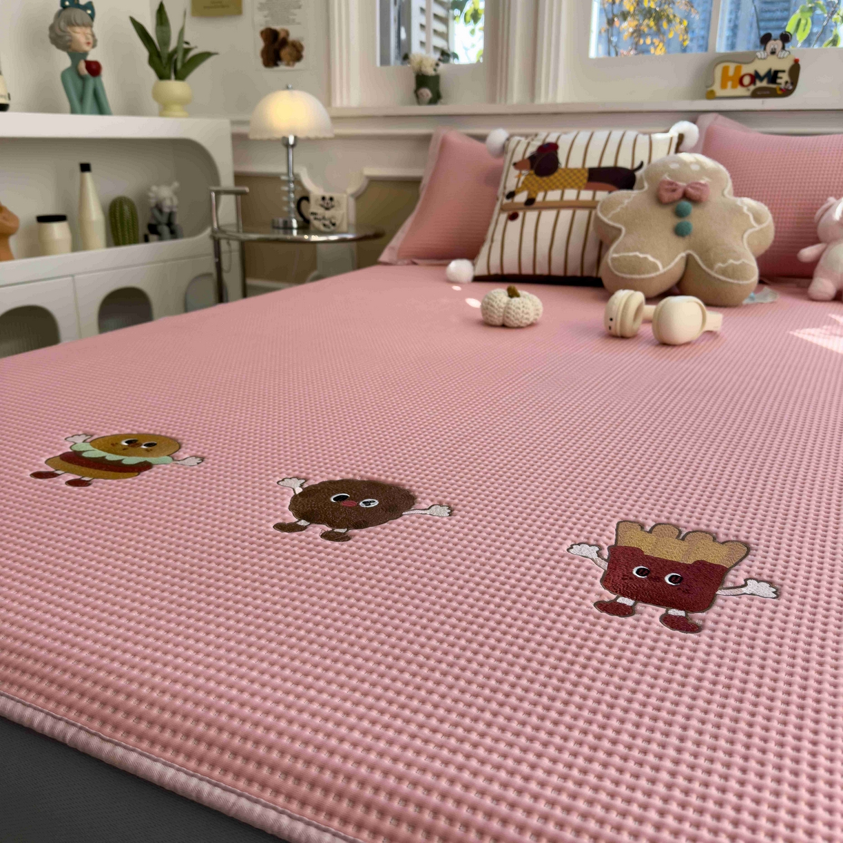 91家纺网 家纺一手货源 找家纺 孩子王家纺 2026春夏新款乙纶冰豆豆凉席凉感值过0.21冰丝席-华夫格绣花空调软席凉席席子 可可喵派 床笠款