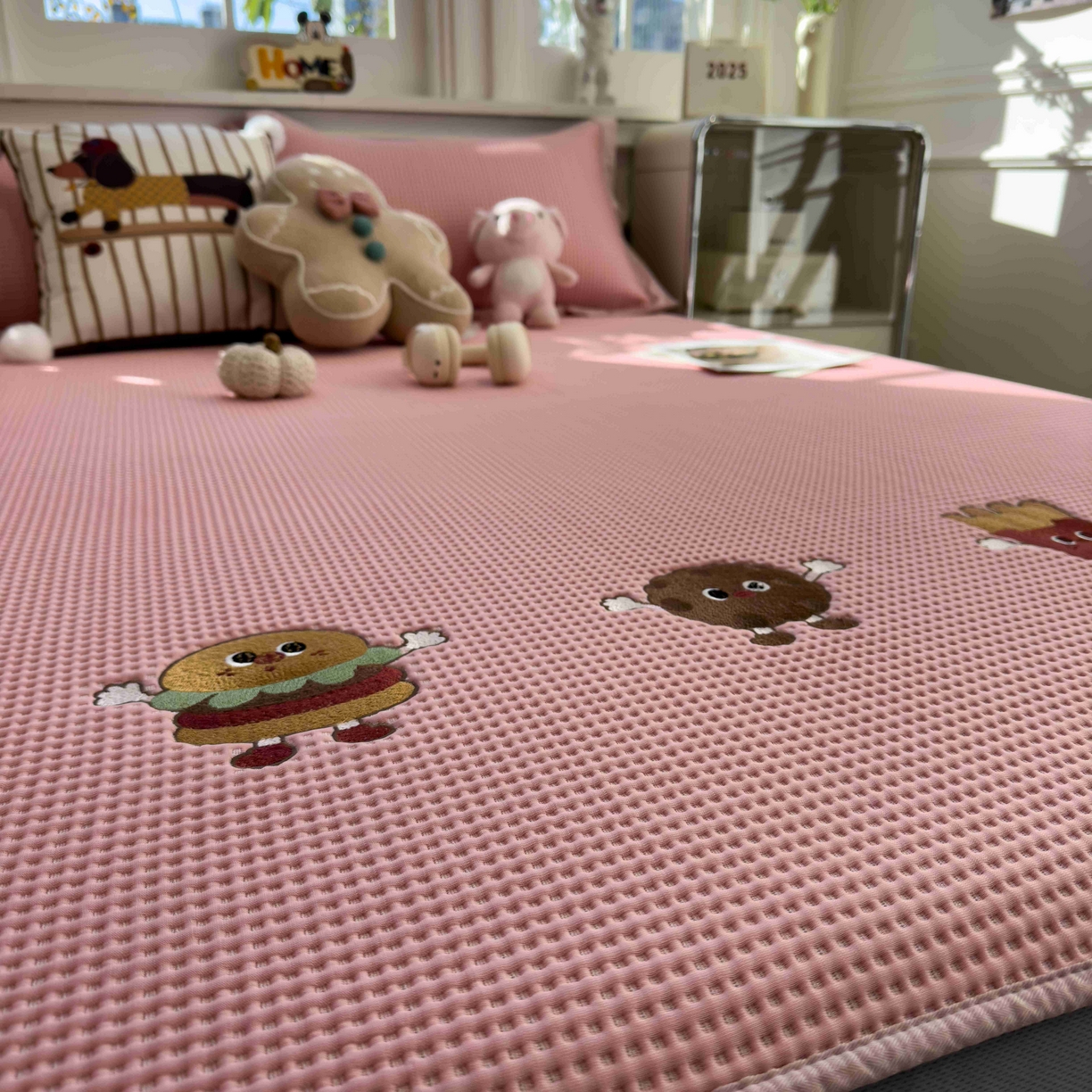 91家纺网 家纺一手货源 找家纺 孩子王家纺 2026春夏新款乙纶冰豆豆凉席凉感值过0.21冰丝席-华夫格绣花空调软席凉席席子 可可喵派 床笠款