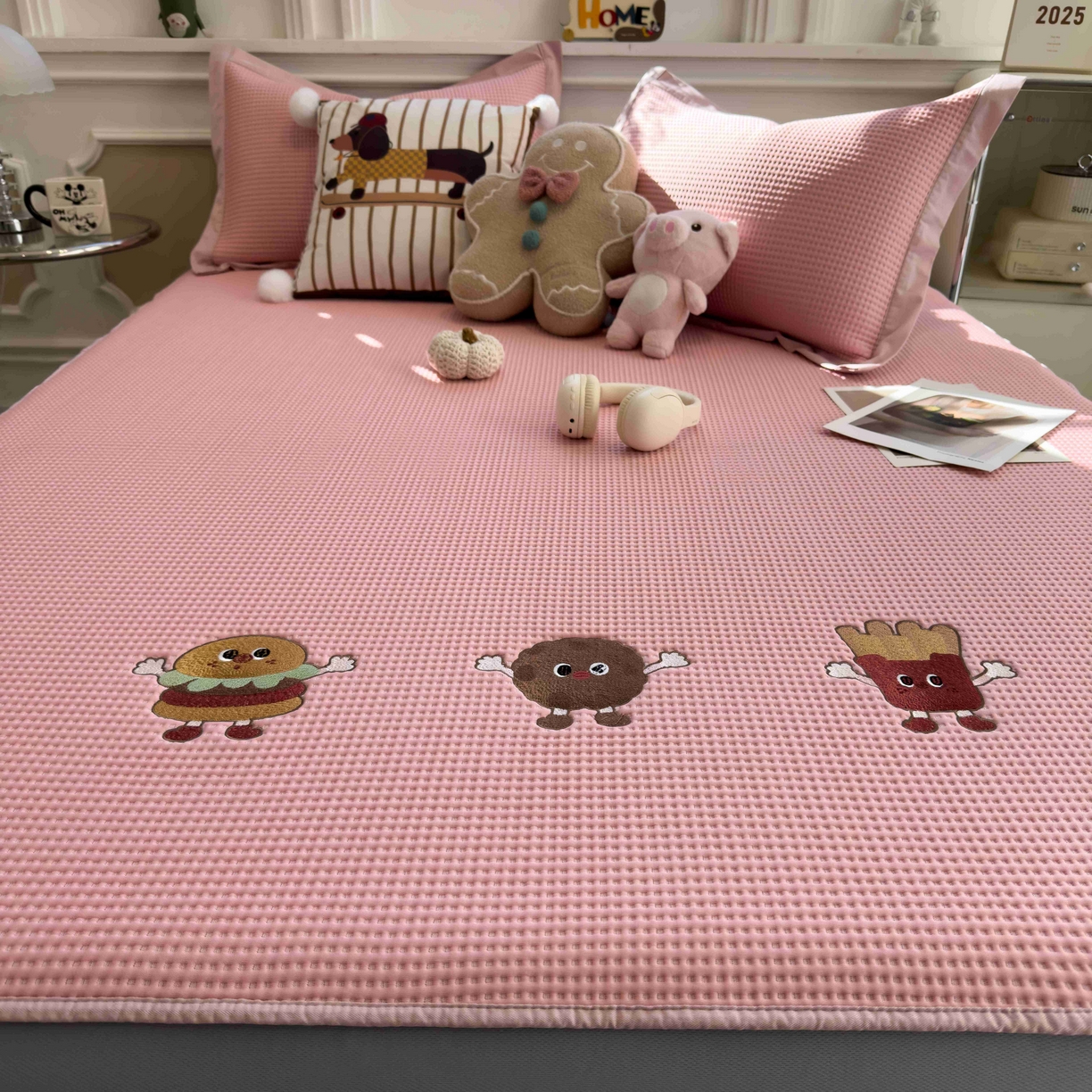 91家纺网 家纺一手货源 找家纺 孩子王家纺 2026春夏新款乙纶冰豆豆凉席凉感值过0.21冰丝席-华夫格绣花空调软席凉席席子 可可喵派 床笠款