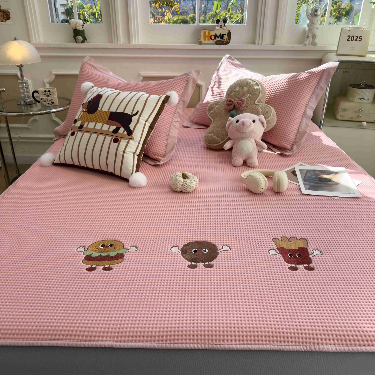 91家纺网 家纺一手货源 找家纺 孩子王家纺 2026春夏新款乙纶冰豆豆凉席凉感值过0.21冰丝席-华夫格绣花空调软席凉席席子 可可喵派 床笠款