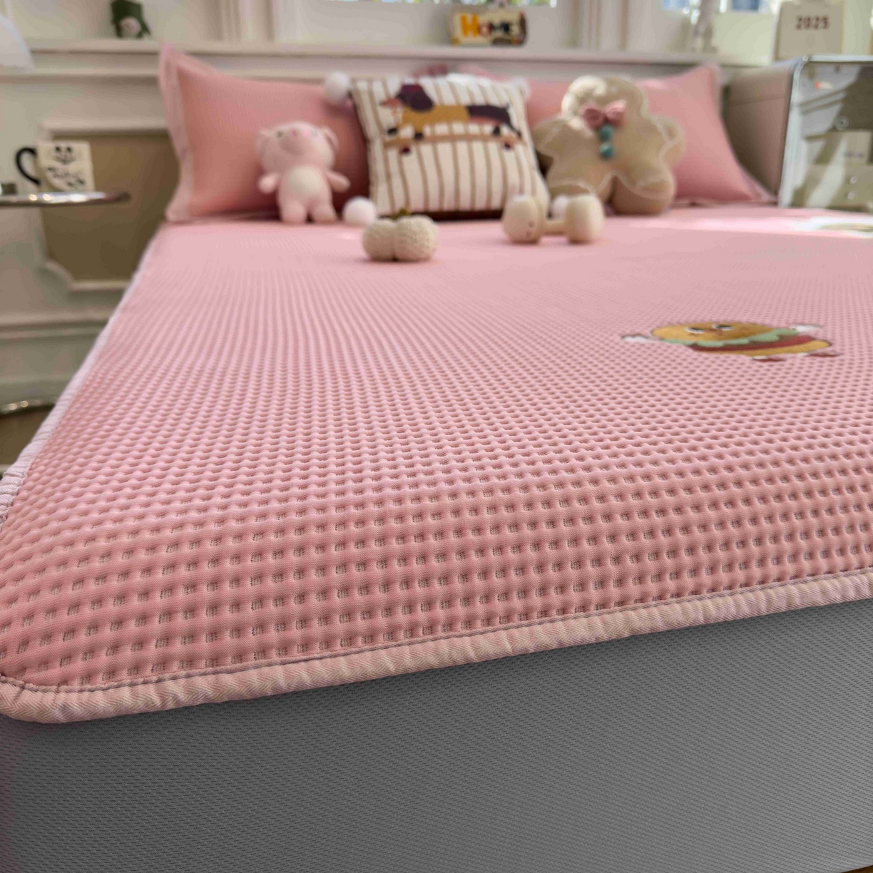 91家纺网 家纺一手货源 找家纺 孩子王家纺 2026春夏新款乙纶冰豆豆凉席凉感值过0.21冰丝席-华夫格绣花空调软席凉席席子 可可喵派 床笠款