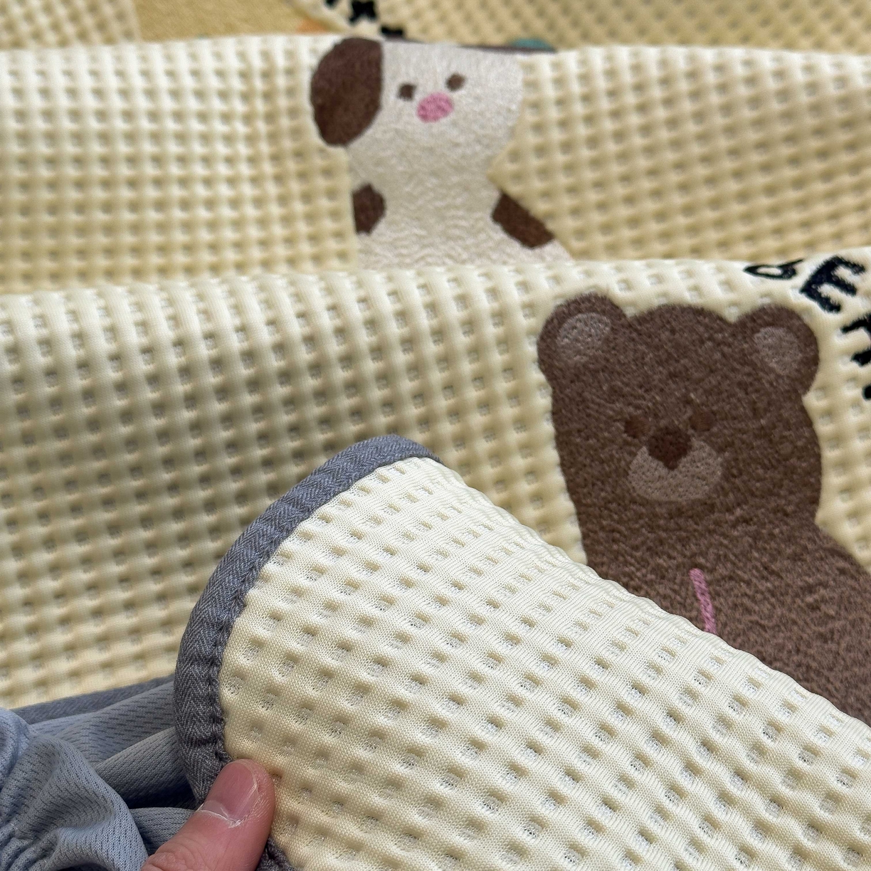 91家纺网 家纺一手货源 找家纺 孩子王家纺 2026春夏新款乙纶冰豆豆凉席凉感值过0.21冰丝席-华夫格绣花空调软席凉席席子 懒懒小憩 床笠款