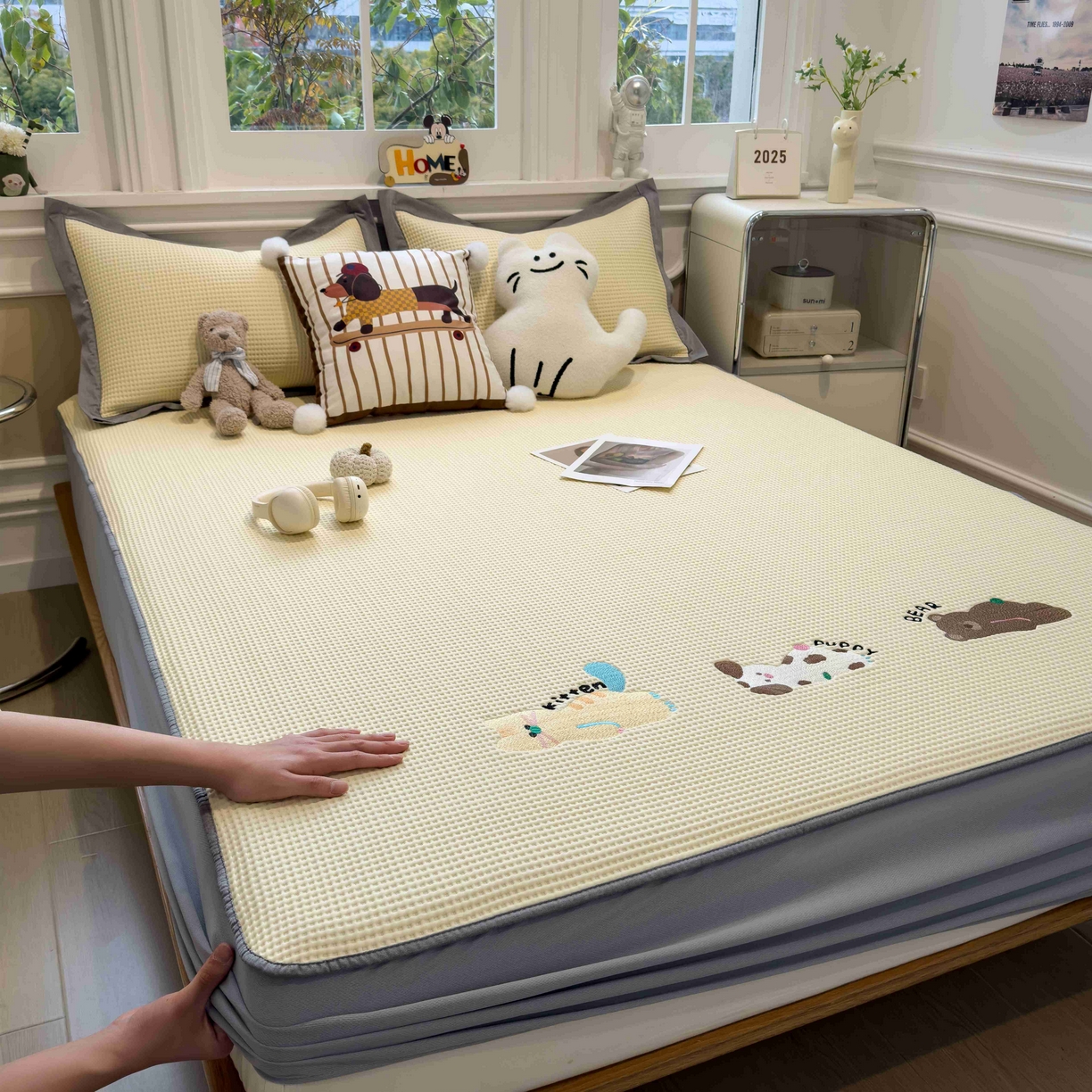 91家纺网 家纺一手货源 找家纺 孩子王家纺 2026春夏新款乙纶冰豆豆凉席凉感值过0.21冰丝席-华夫格绣花空调软席凉席席子 懒懒小憩 床笠款