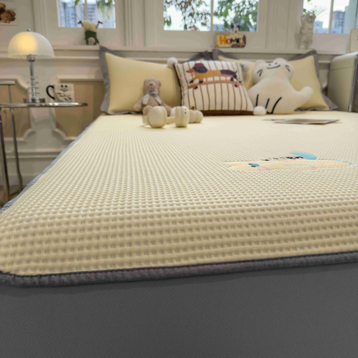 91家纺网 家纺一手货源 找家纺 孩子王家纺 2026春夏新款乙纶冰豆豆凉席凉感值过0.21冰丝席-华夫格绣花空调软席凉席席子 懒懒小憩 床笠款