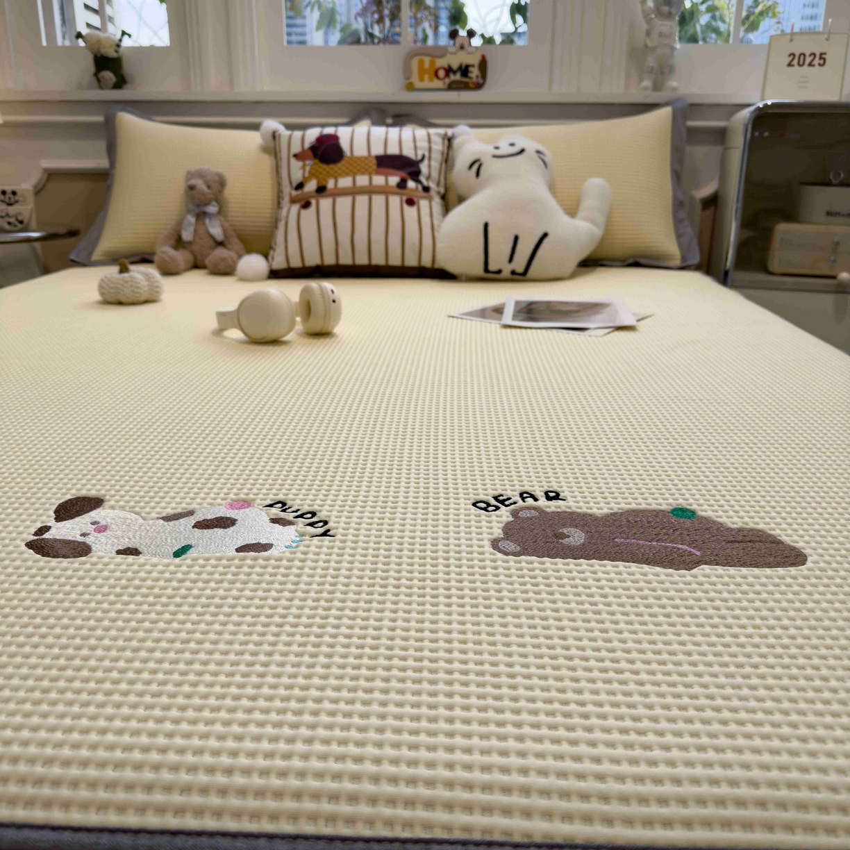 91家纺网 家纺一手货源 找家纺 孩子王家纺 2026春夏新款乙纶冰豆豆凉席凉感值过0.21冰丝席-华夫格绣花空调软席凉席席子 懒懒小憩 床笠款