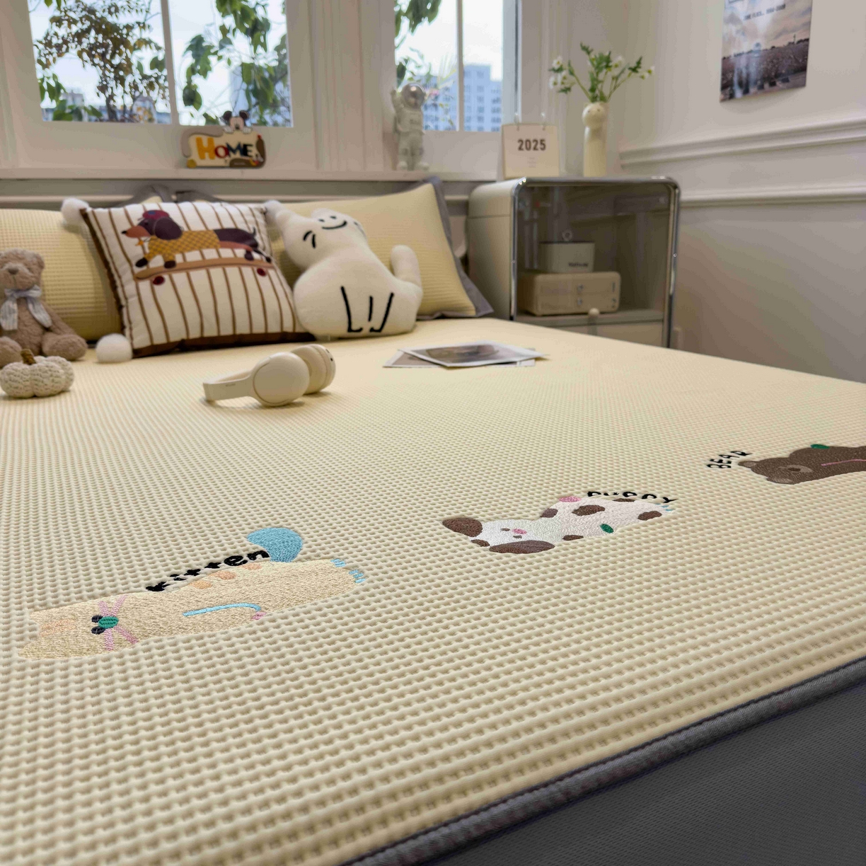 91家纺网 家纺一手货源 找家纺 孩子王家纺 2026春夏新款乙纶冰豆豆凉席凉感值过0.21冰丝席-华夫格绣花空调软席凉席席子 懒懒小憩 床笠款